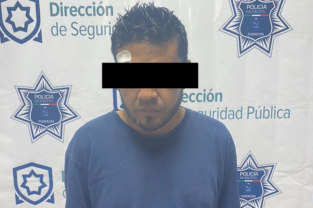 Ciudadanos aseguran a hombre que intentó robar un auto en la Zona Centro de Torreón