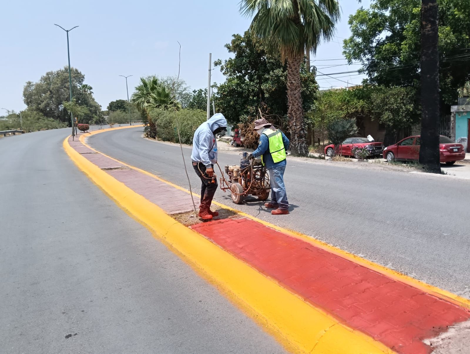 Realizan labores de mantenimiento en camellones de Gómez Palacio
