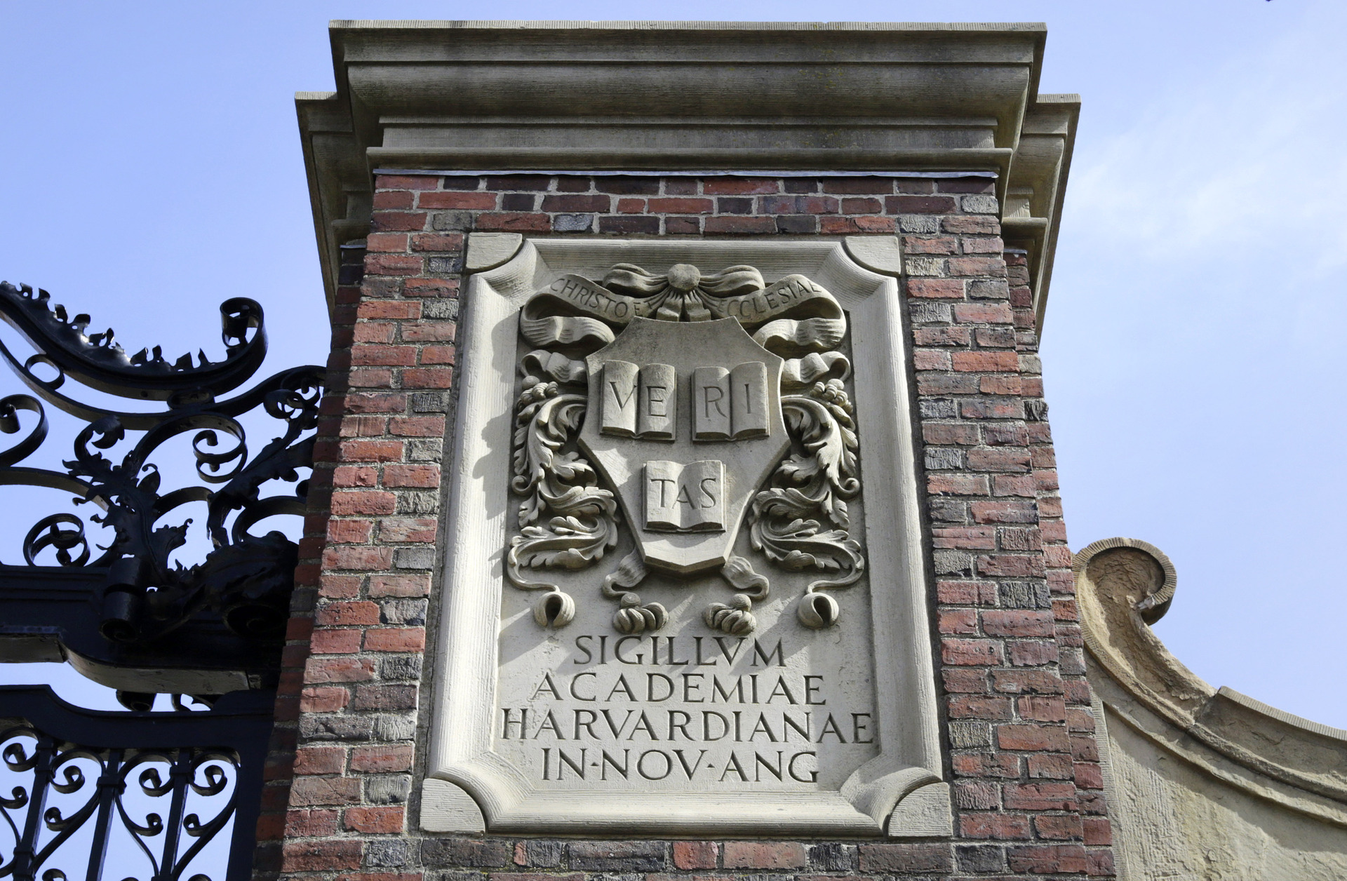 Gobierno de Trump busca recortar 100 millones de dólares en contratos federales para Harvard