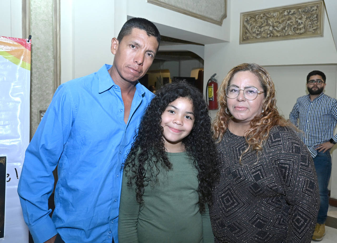 Juan, Victoria y Mily.