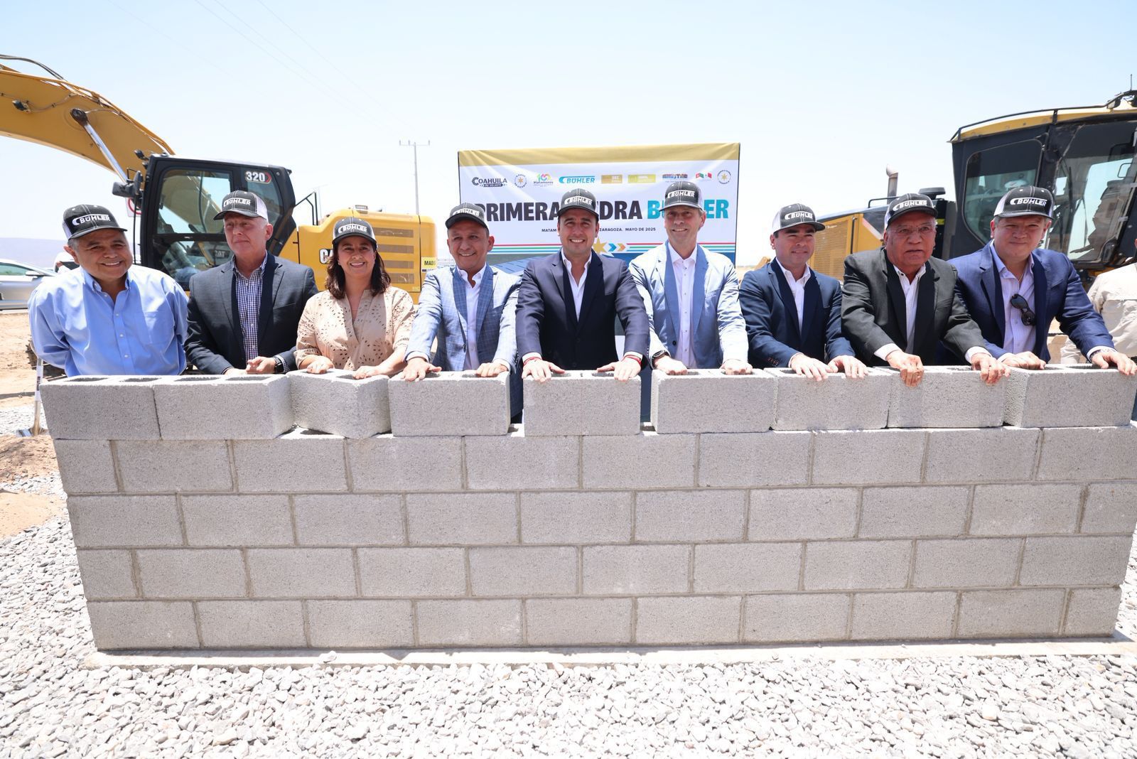 Empresarios y autoridades colocaron la primera piedra de la empresa Bühler, con una inversión de mil millones de pesos. (EL SIGLO DE TORREÓN)