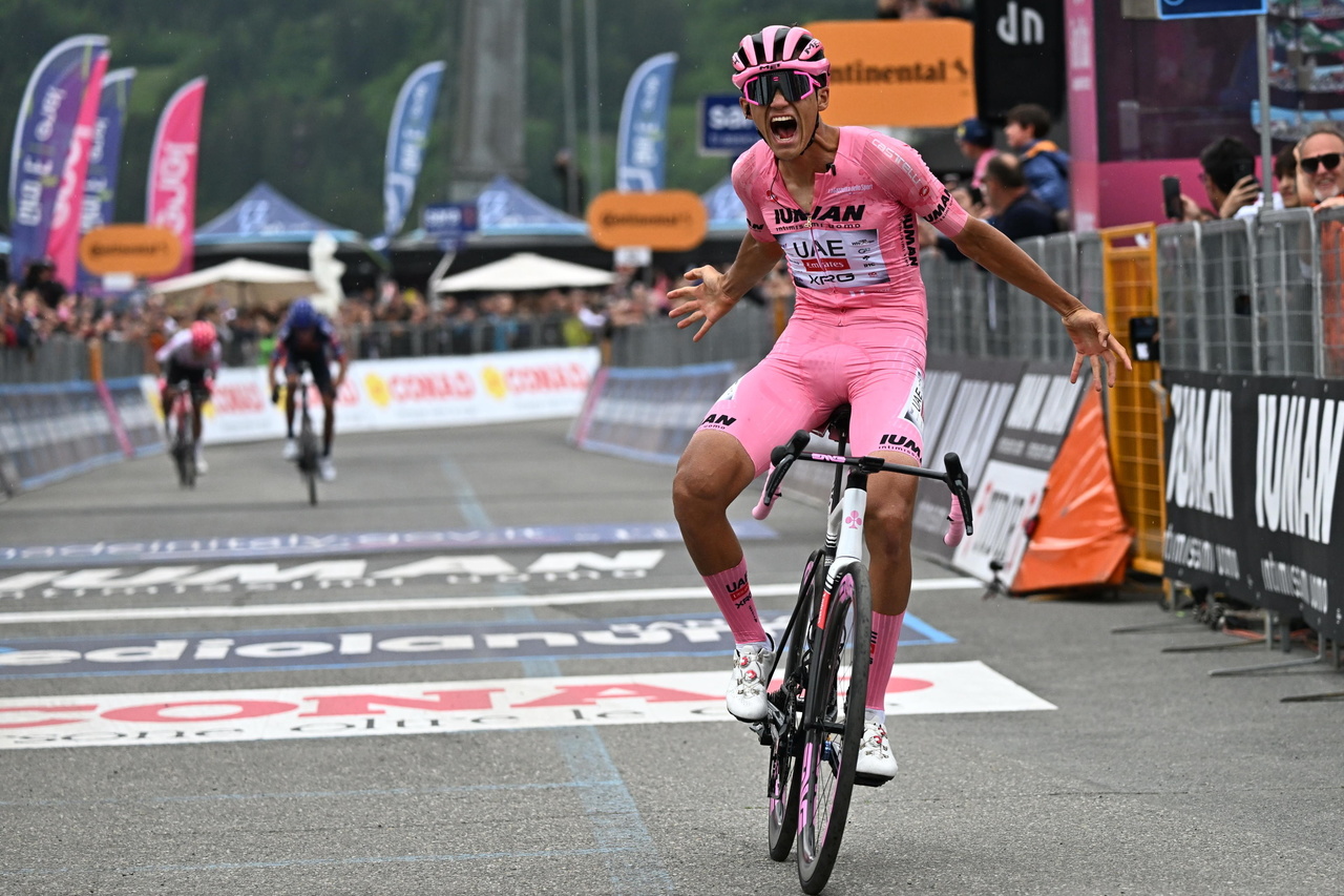 El ciclista mexicano Isaac Del Toro Romero del UAE Team Emirates XRG, celebra vestido de rosa, al apuntarse la etapa 17 del Giro d'Italia 2025, de 155 kilómetros con salida en San Michele all'Adige y META en Bormio.