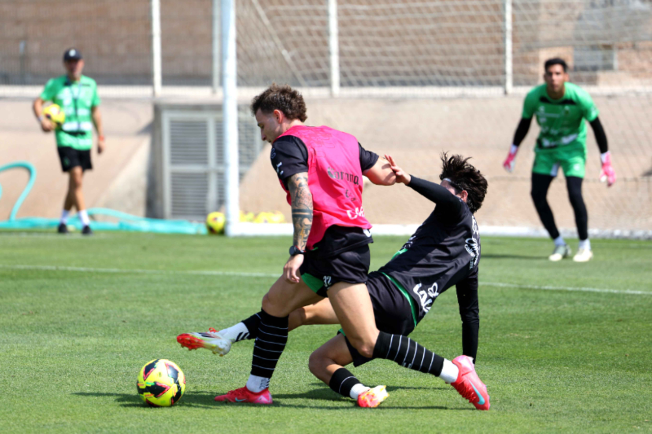 Los futbolistas albiverdes trabajaron ayer bajo un cielo nublado, pero con la temperatura elevada, con mucho contacto con el balón.