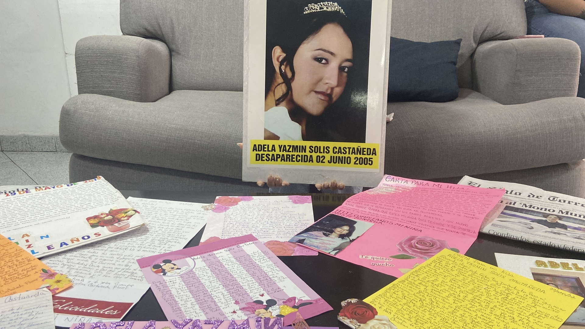 Cristina guarda cada una de las 20 cartas que ha redactado a su hija Adela, quien desapareció hace casi 20 años en Torreón. (EL SIGLO DE TORREÓN)
