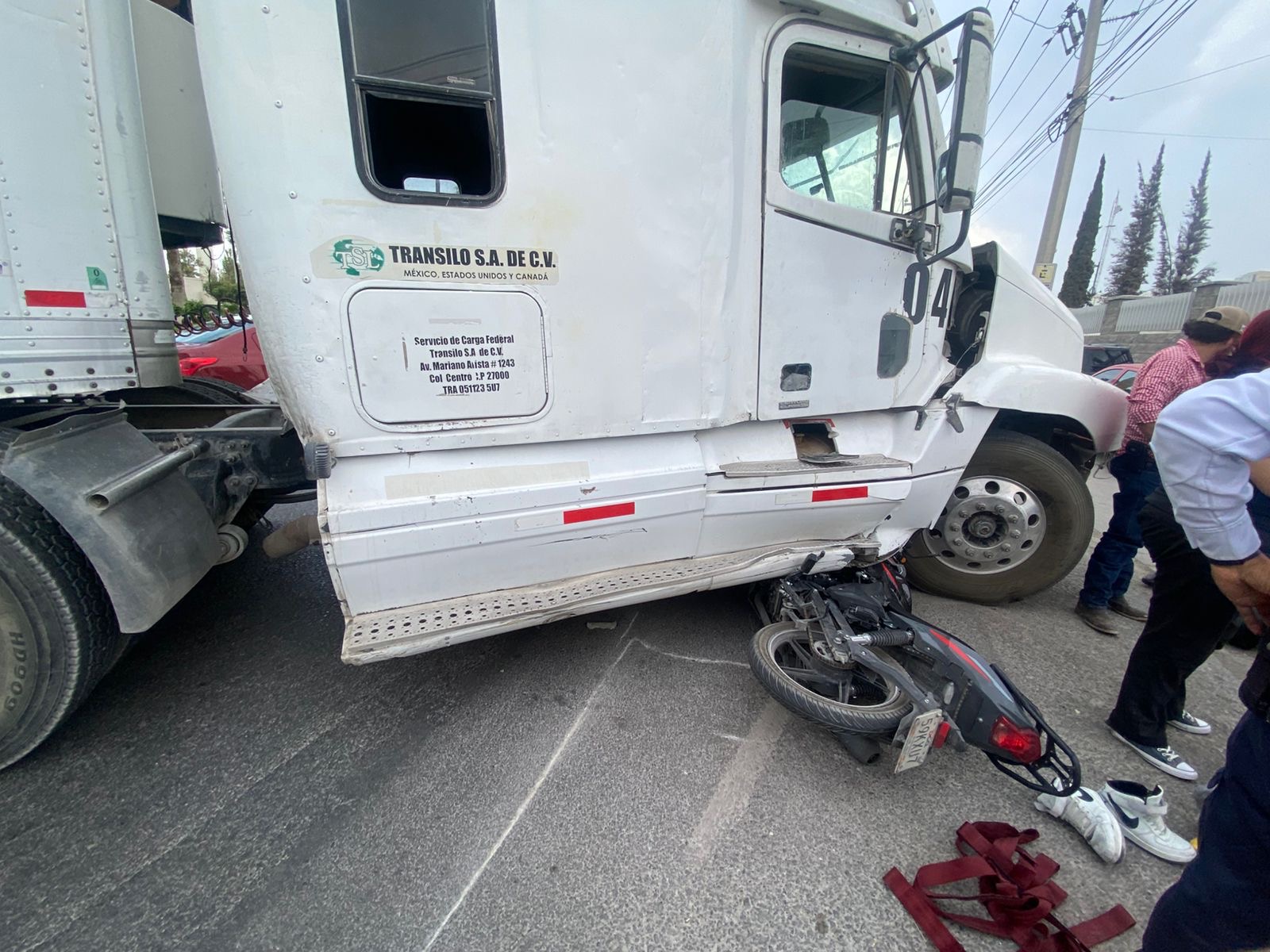 Motociclista se impacta con tráiler, le cortó la circulación al intentar ingresar a empresa de Gómez Palacio