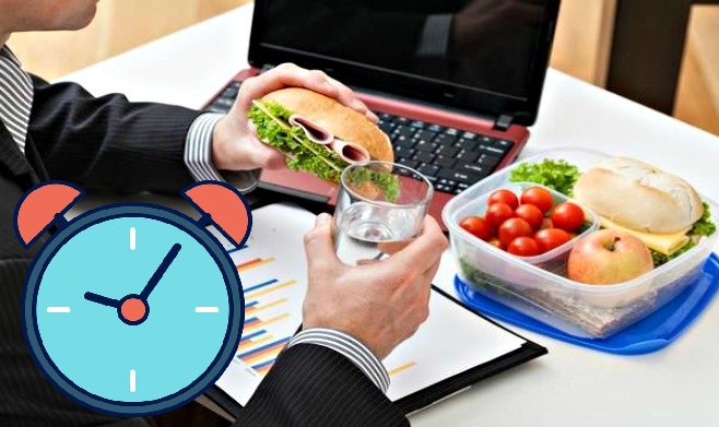 Comer desde el escritorio o el área de trabajo (ESPECIAL)