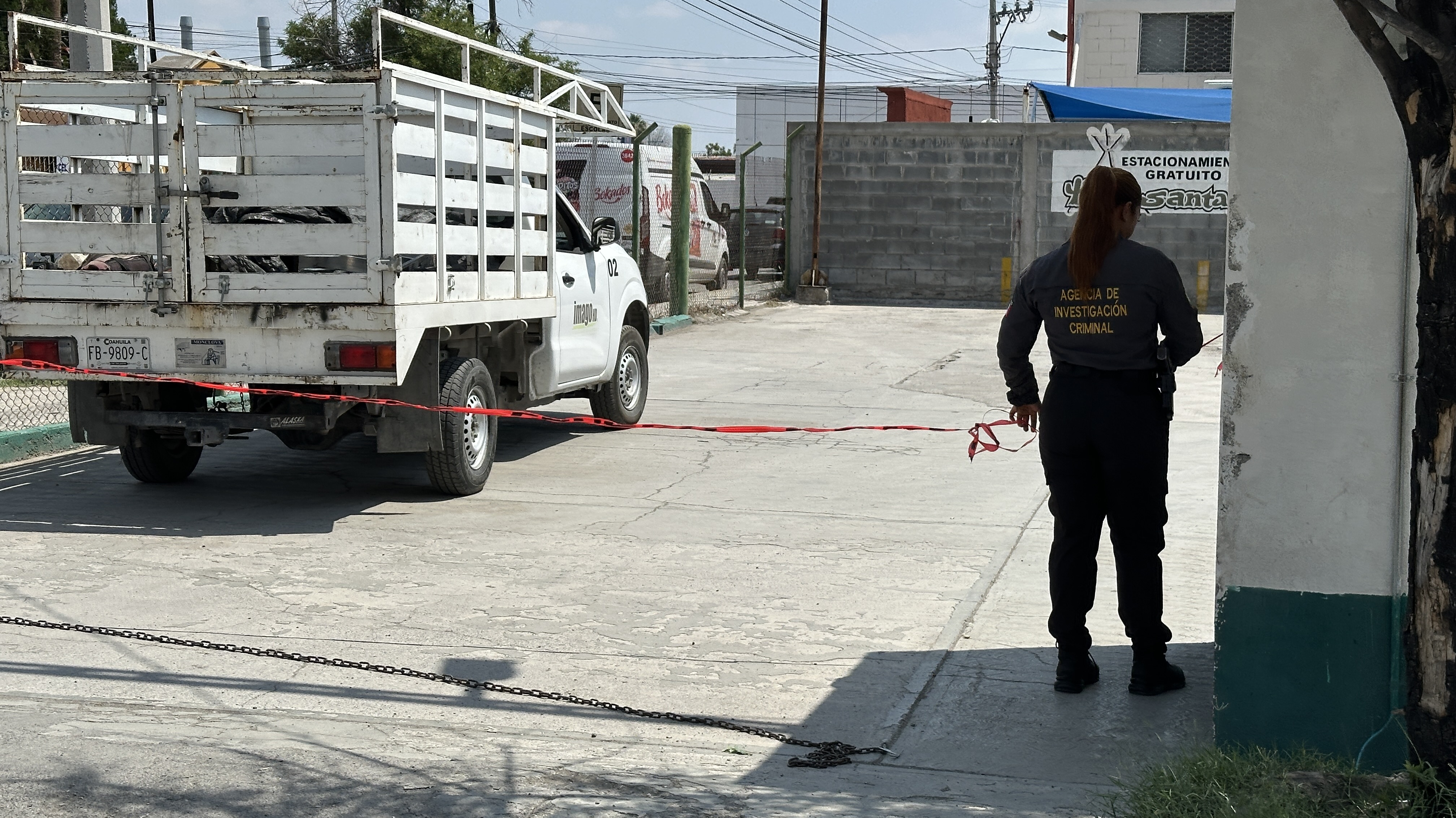 Encuentran sin vida a trabajador de restaurante dentro de vehículo