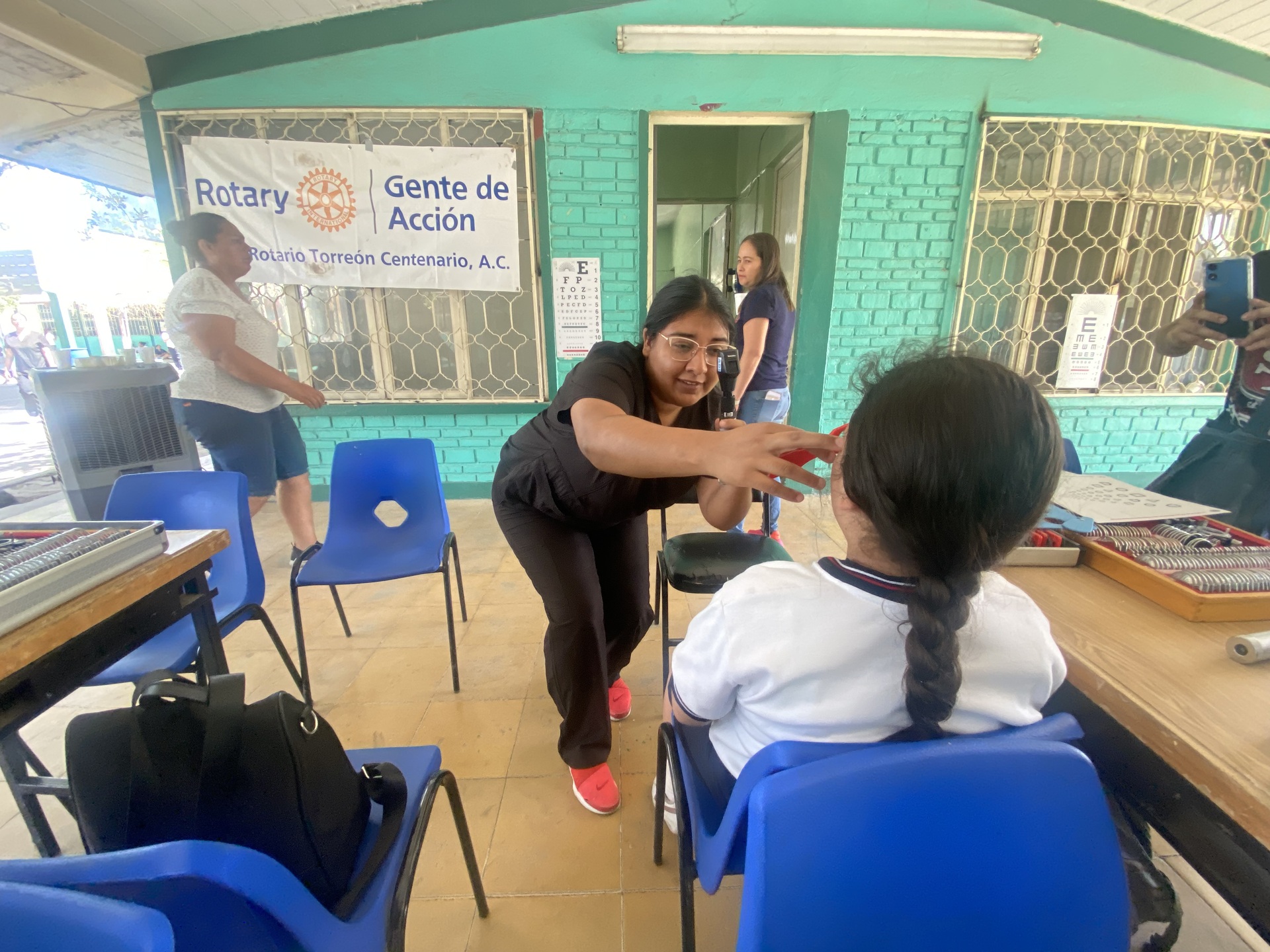 Club Rotario Torreón Centenario lleva revisiones visuales y dentales a niños de Primaria Héroe de Nacozari