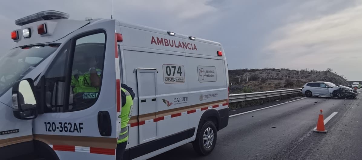 Muere hombre en la carretera Torreón - Saltillo tras impactar barrera metálica