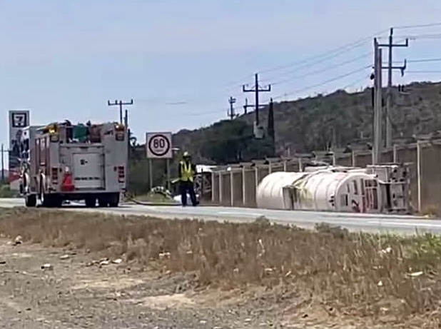Vuelca pipa con gasolina en la carretera Saltillo - Torreón