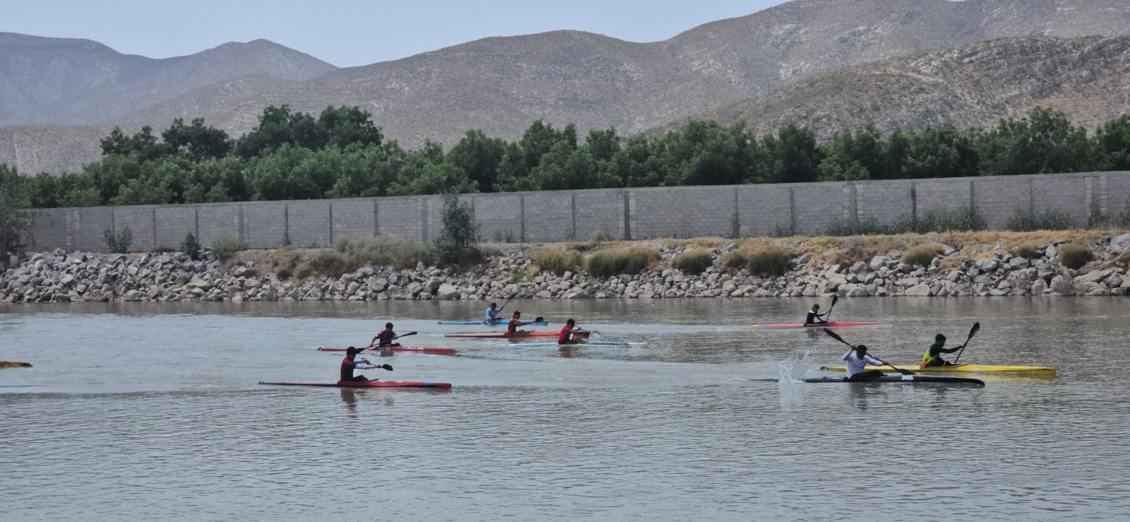 Las condiciones no son del todo favorables en cuanto a niveles, pero los remeros laguneros no claudicarán para participar en la competencia. (Especial)
