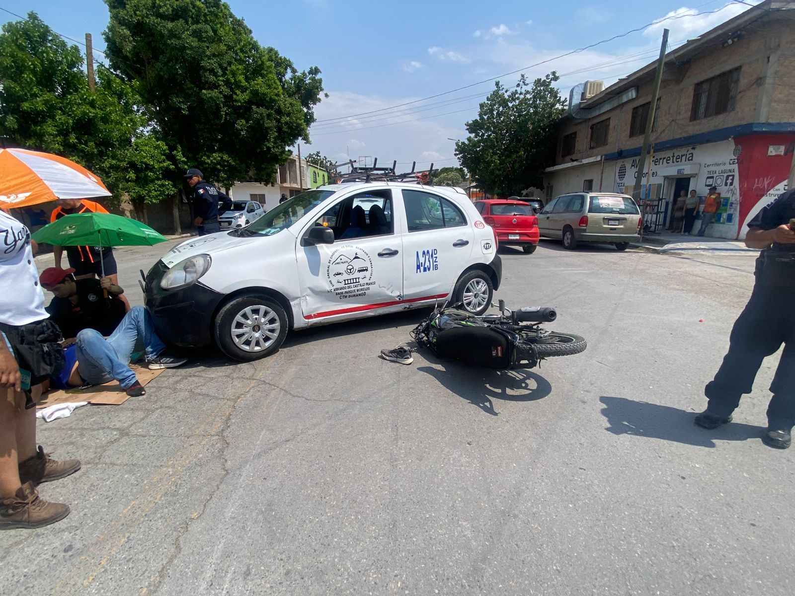 Motociclista resulta lesionado tras choque en la colonia El Refugio de Gómez Palacio