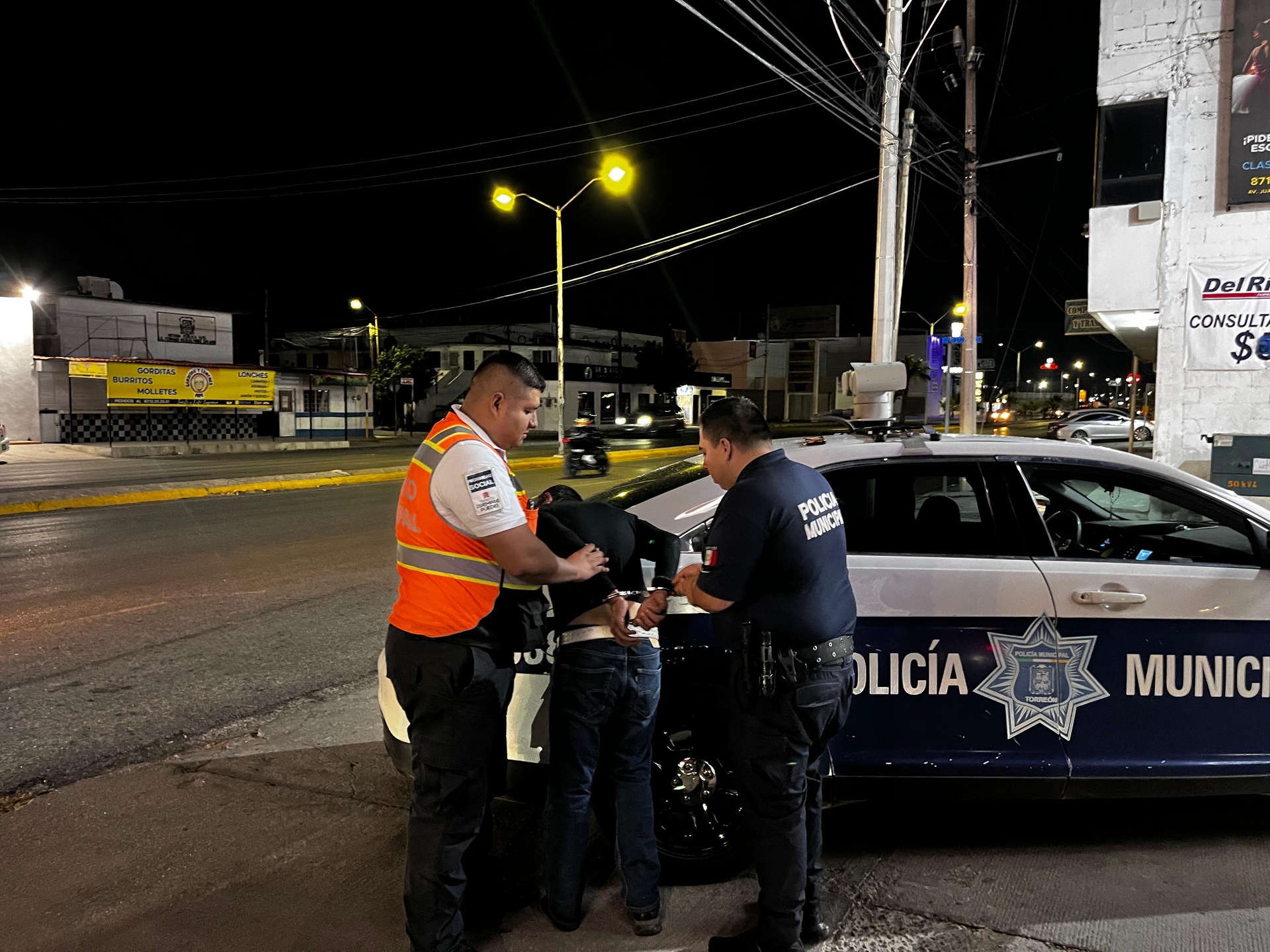 Agentes de Tránsito frustran asalto a farmacia y capturan al ladrón