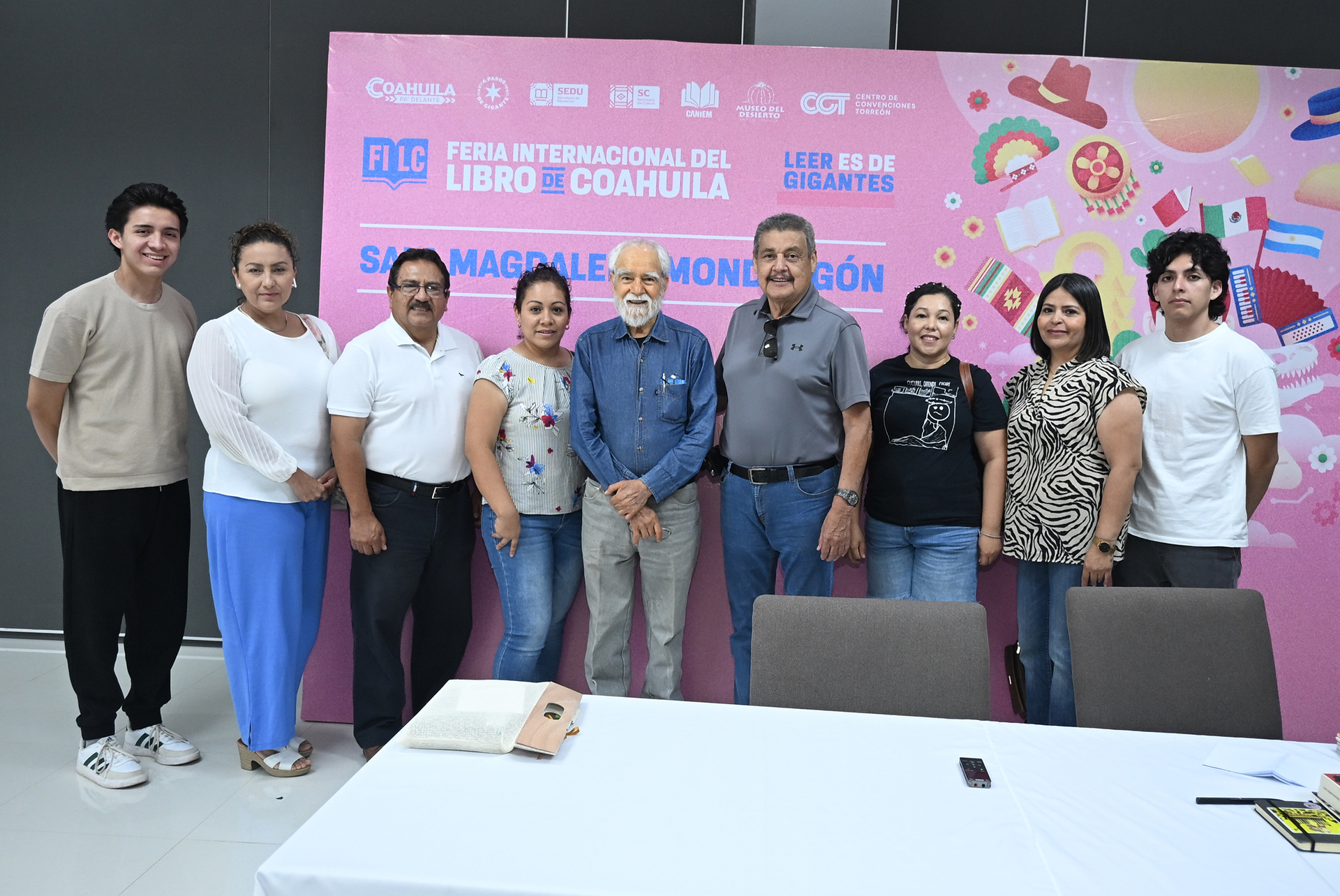Saúl Rosales y Vicente Alfonso compartieron anécdotas, recuerdos y mucho amor por la literatura durante su charla
en la FILC Región Laguna.