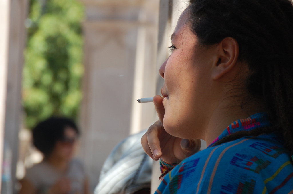 Personal médico del IMSS en Coahuila realiza campañas de concientización sobre los riesgos del tabaquismo, principal causa del cáncer de pulmón, en el marco del Día Mundial sin Tabaco. (ARCHIVO)
