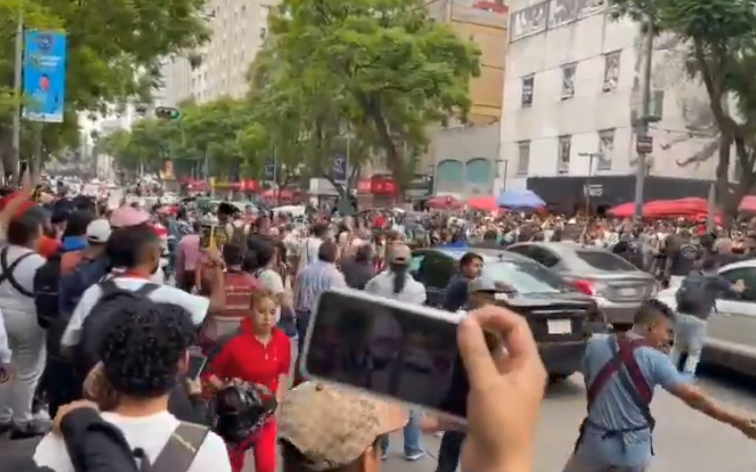 Trifulca entre comerciantes y feministas (CAPTURA)