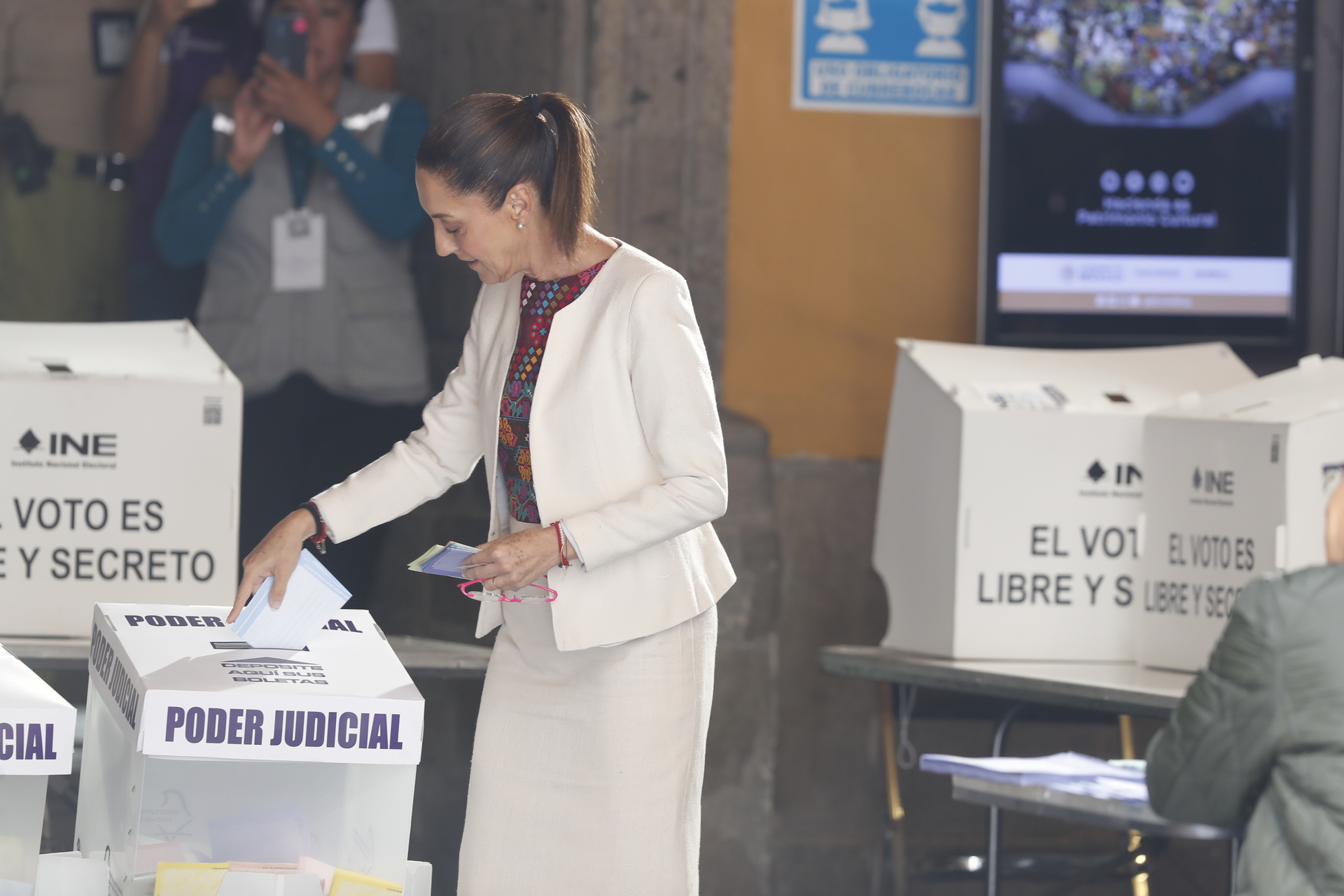 Claudia Sheinbaum emite su voto para la Elección del Poder Judicial de la Federación 2025 en México
