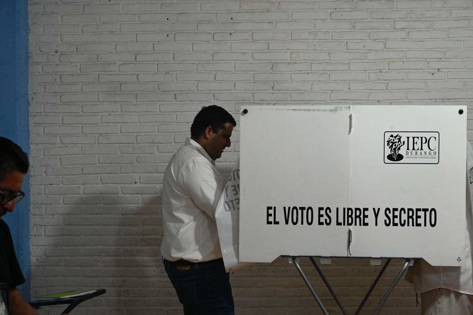 El alcalde Homero Martínez emite su voto en Lerdo; denuncia hackeo y llama a jornada pacífica