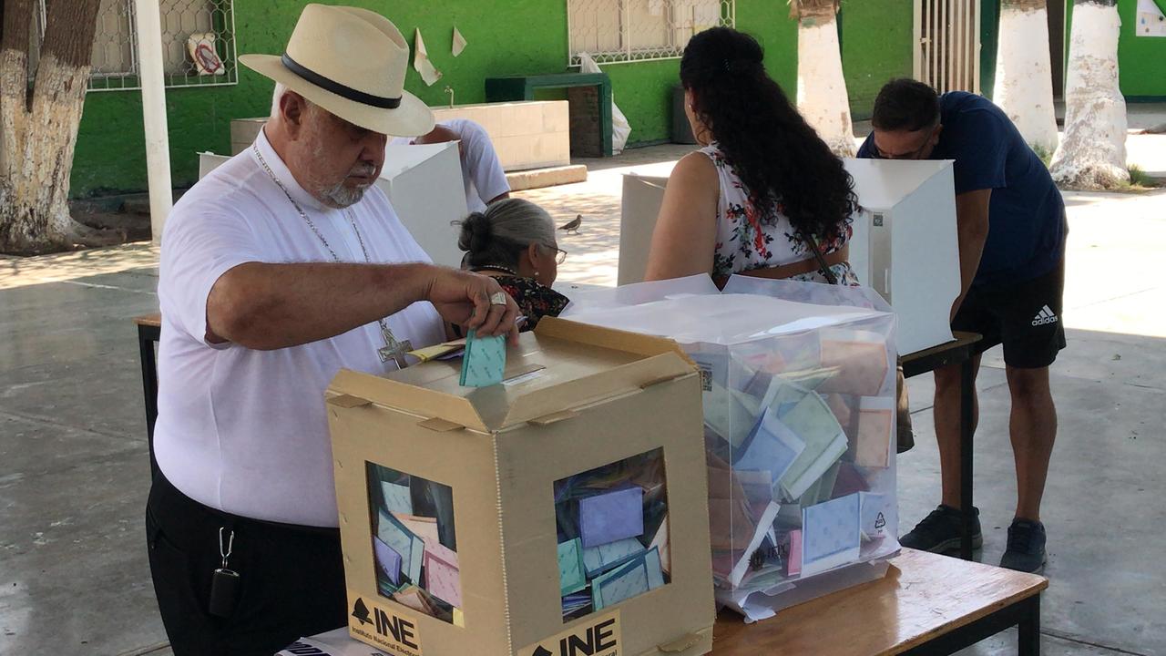 Monseñor emitió su sufragio en la casilla básica de la Sección 0498, instalada en la primaria 20 de Noviembre.