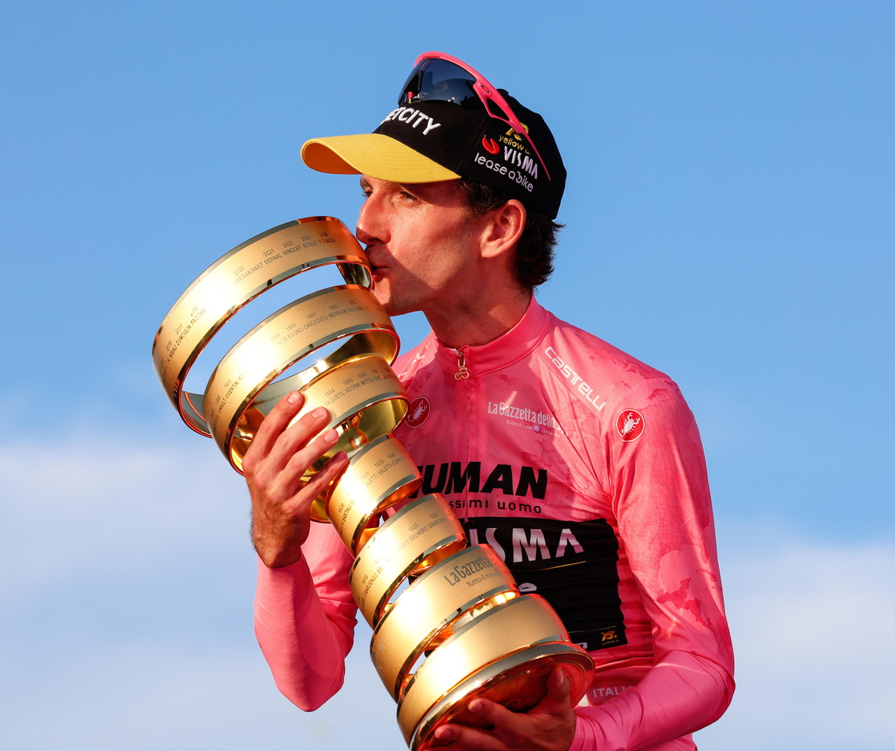 Luego de un gran cierre en las últimas dos etapas, el ciclista británico tomó la cima para consagrarse en la competencia transalpina.