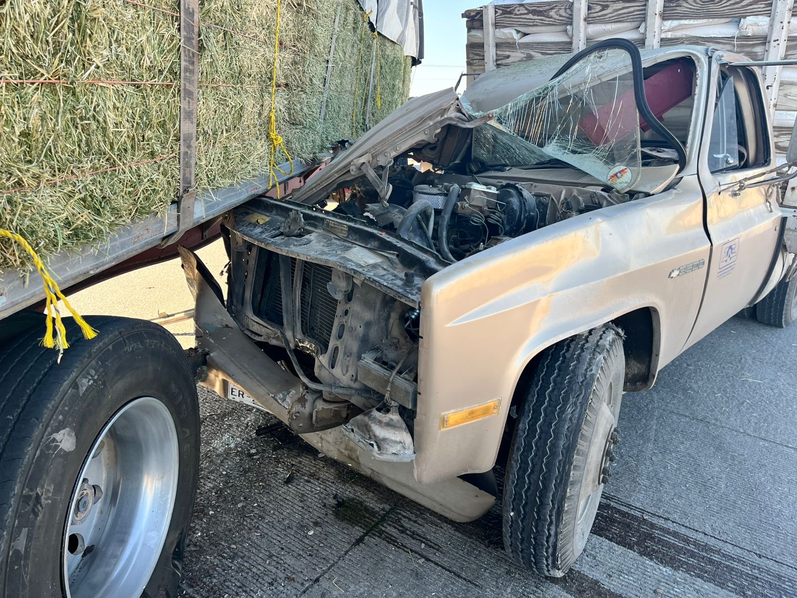 Camioneta se impacta contra tráiler cargado con pacas en Gómez Palacio