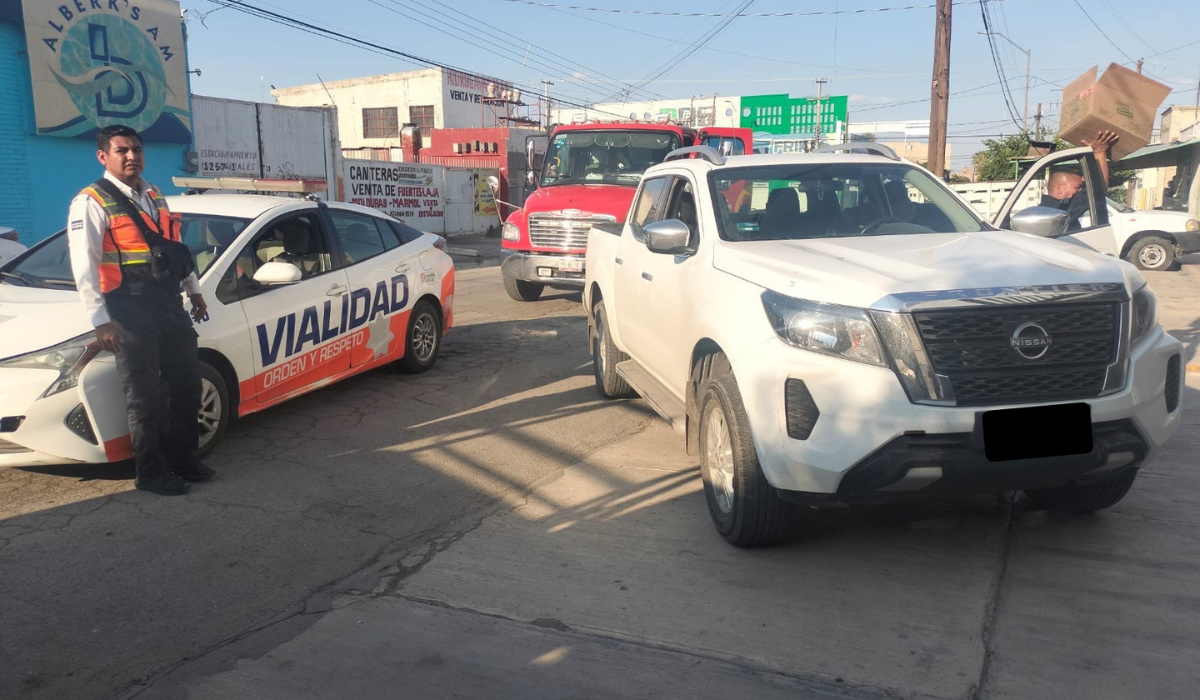 Agentes de transito detienen a conductor ebrio que llevaba una pistola