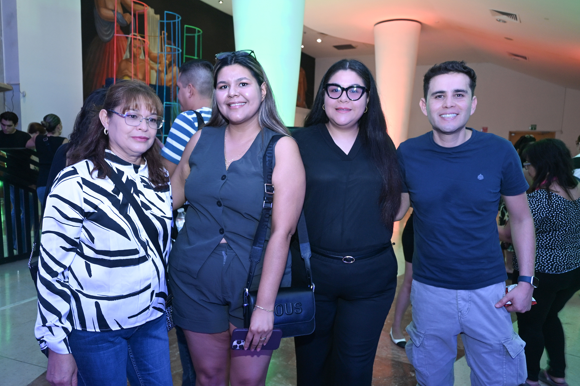 Silvia Lucero, Gloria, Elizabeth y Gerardo.
