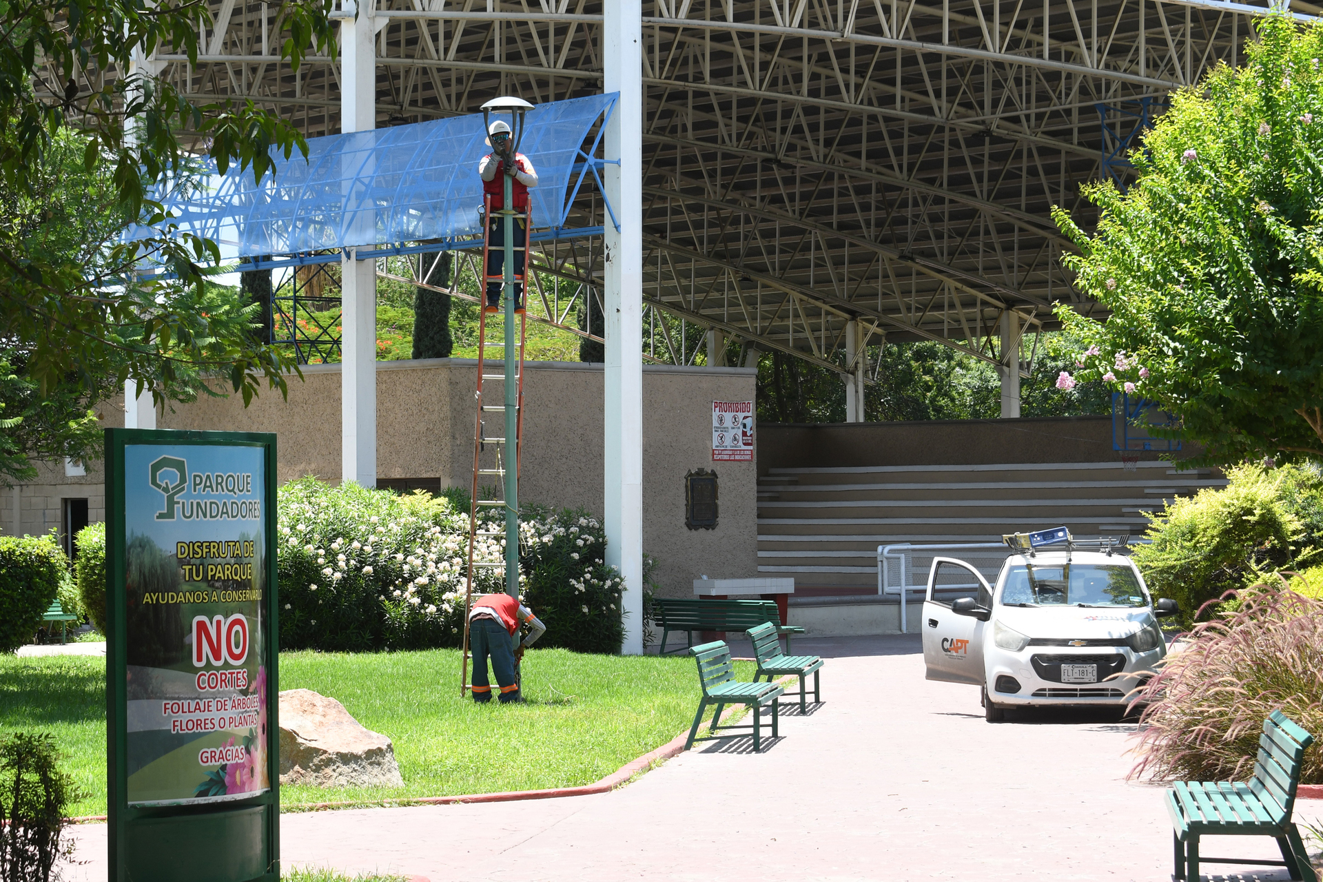 Este lunes iniciaron los trabajos de modernización del alumbrado en el Parque Fundadores de Torreón. (EL SIGLO DE TORREÓN)
 