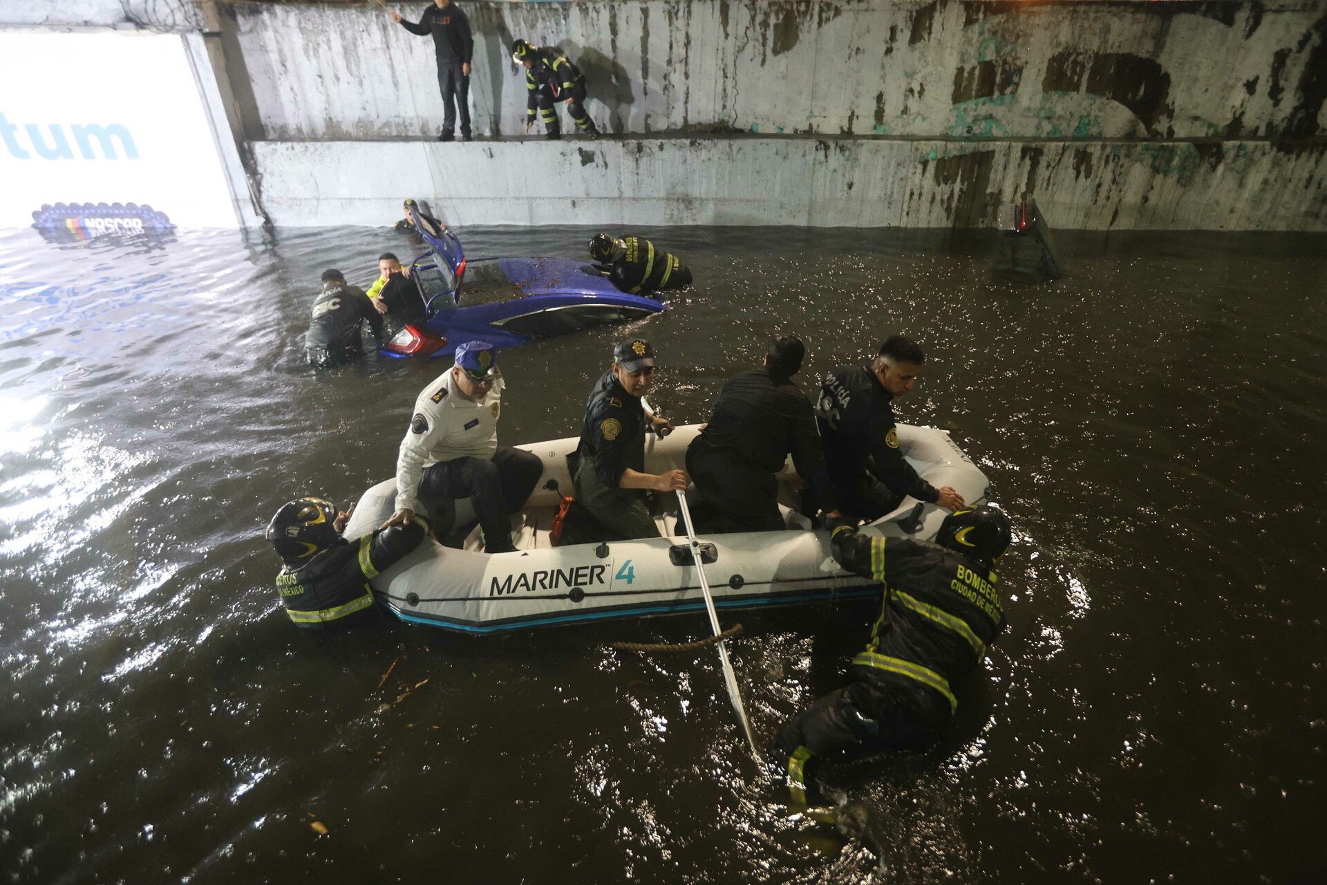 Coches bajo el agua y caos en la CDMX por lluvias | VIDEOS
