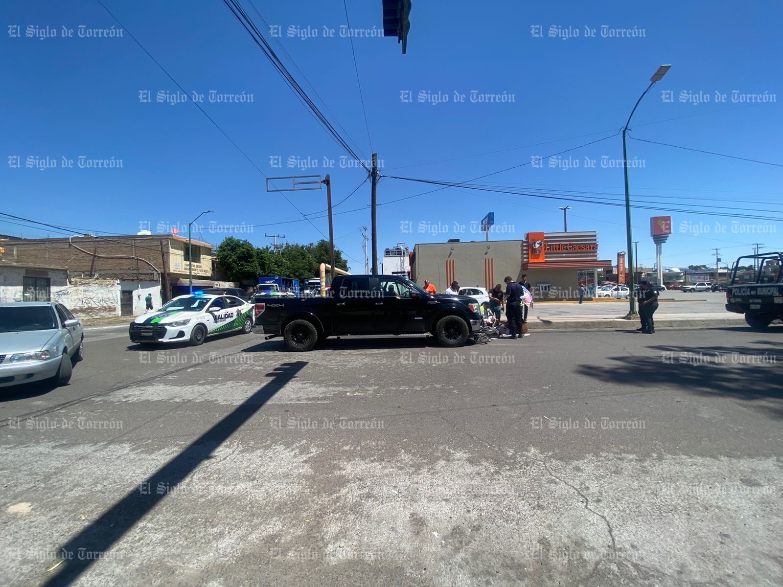 Camioneta arrolla a adulto mayor en Gómez Palacio, resultó con una fractura y múltiples golpes