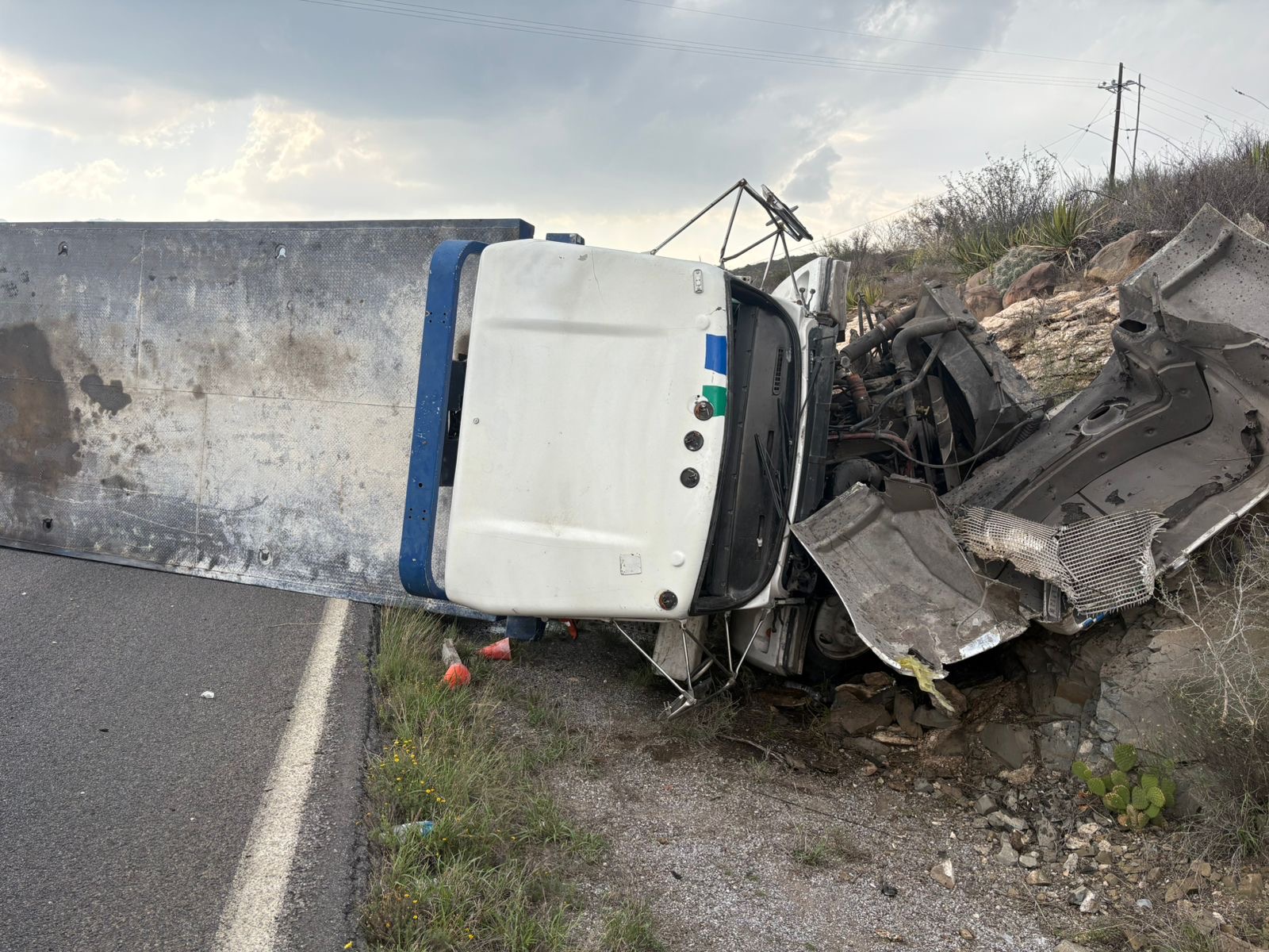 Vuelca grúa en la carretera a Monclova; el conductor resultó lesionado