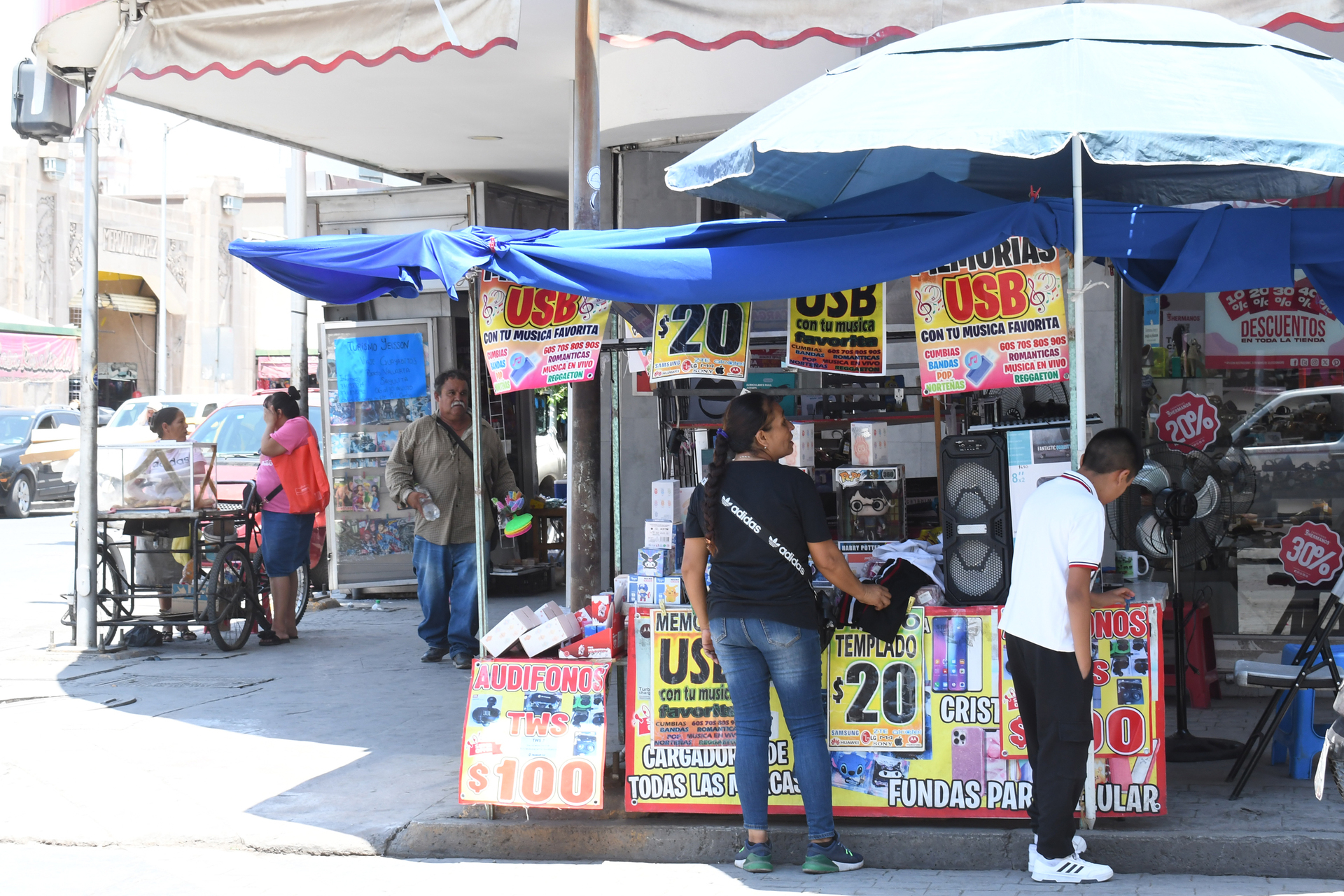 El director de Plazas y Mercados señaló que requiere de mayor orden en el ambulantaje para mejorar la imagen urbana. (EL SIGLO DE TORREÓN)