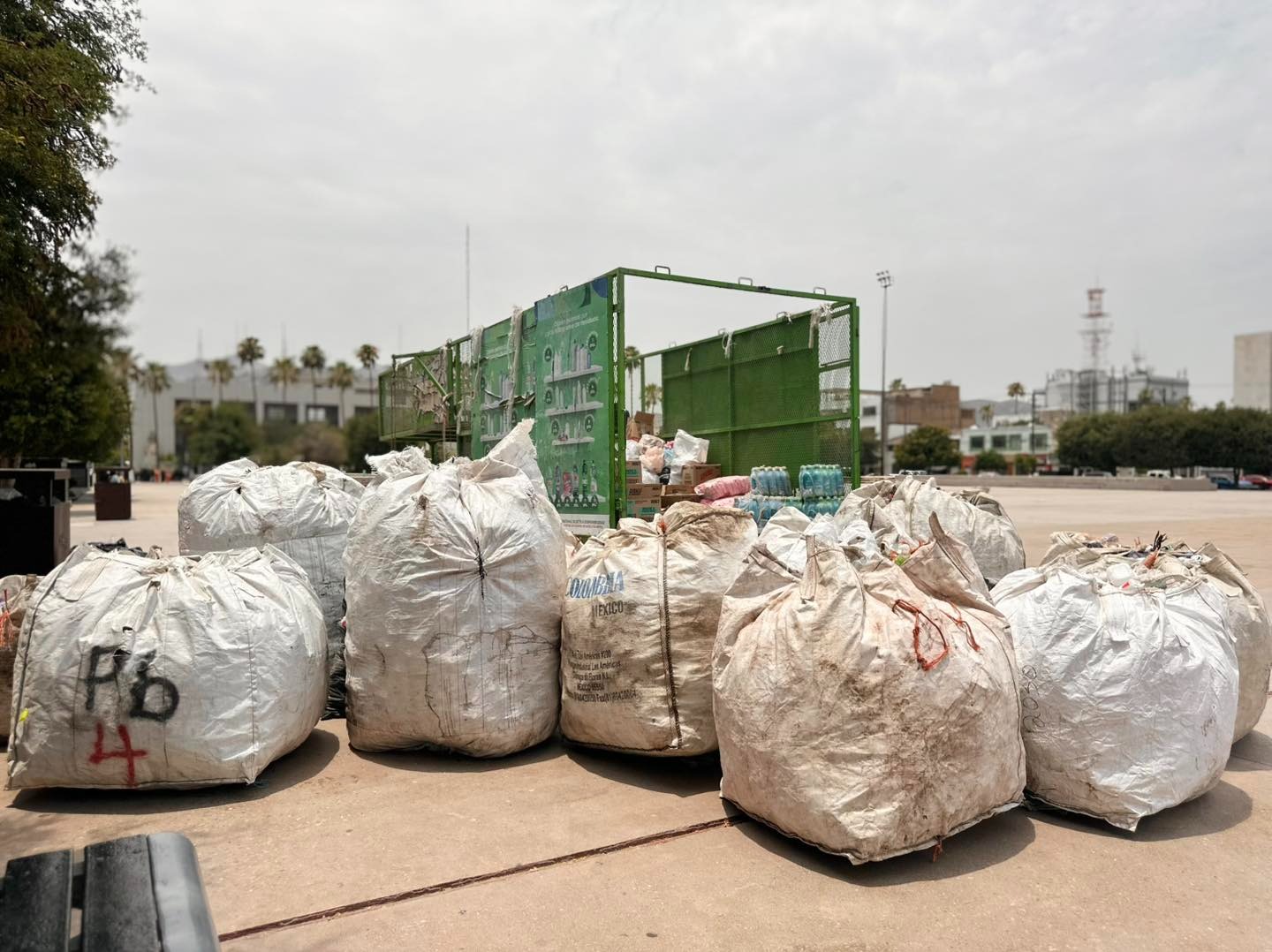 Se realizó otra jornada de intercambio de materiales reciclables por productos de limpieza en Torreón. (EL SIGLO DE TORREÓN)