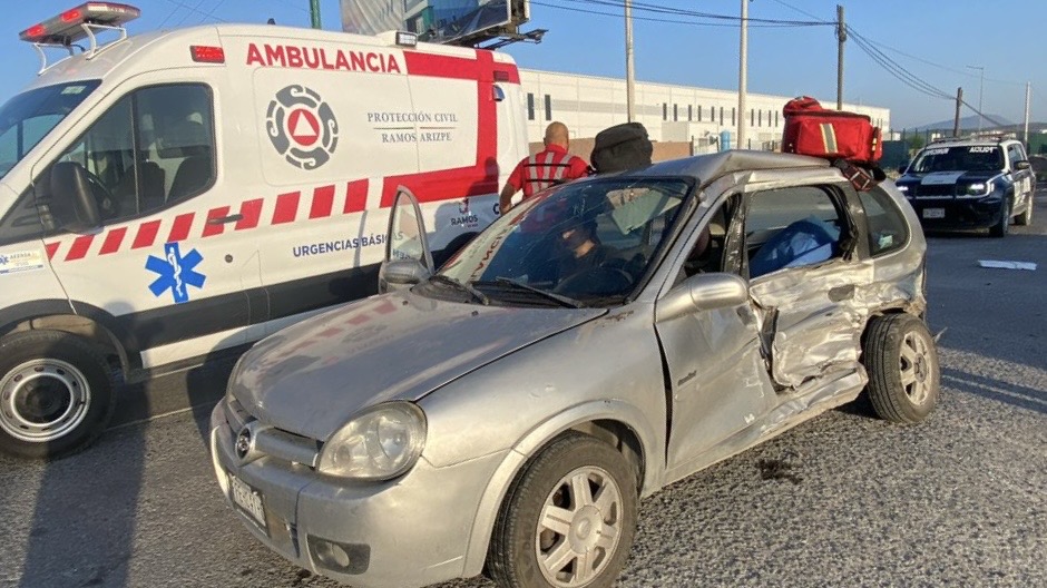 Muere mujer luego de camión de personal impactara su auto