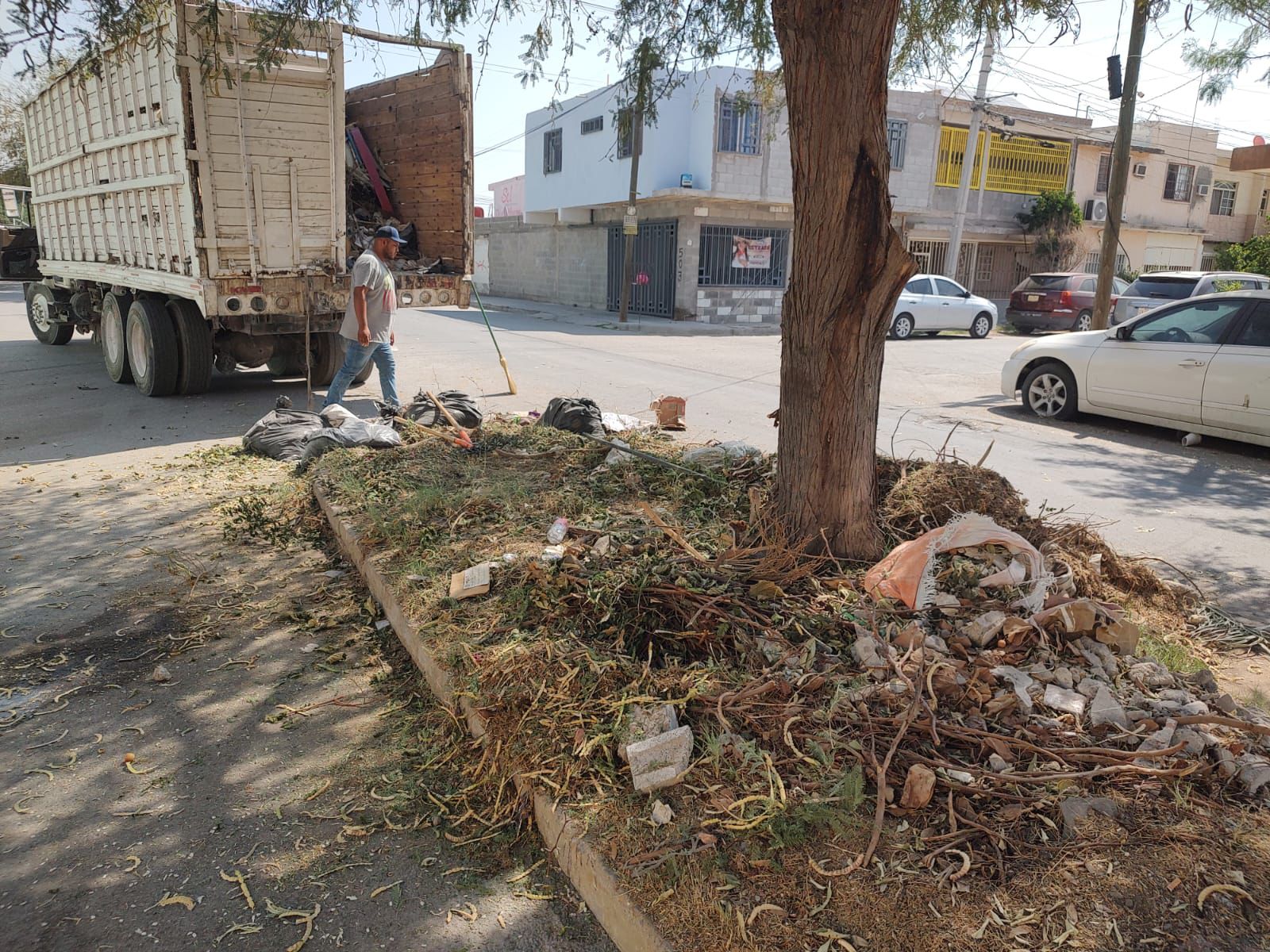 Realiza Ayuntamiento labores de limpieza en el bulevar Arquitectos