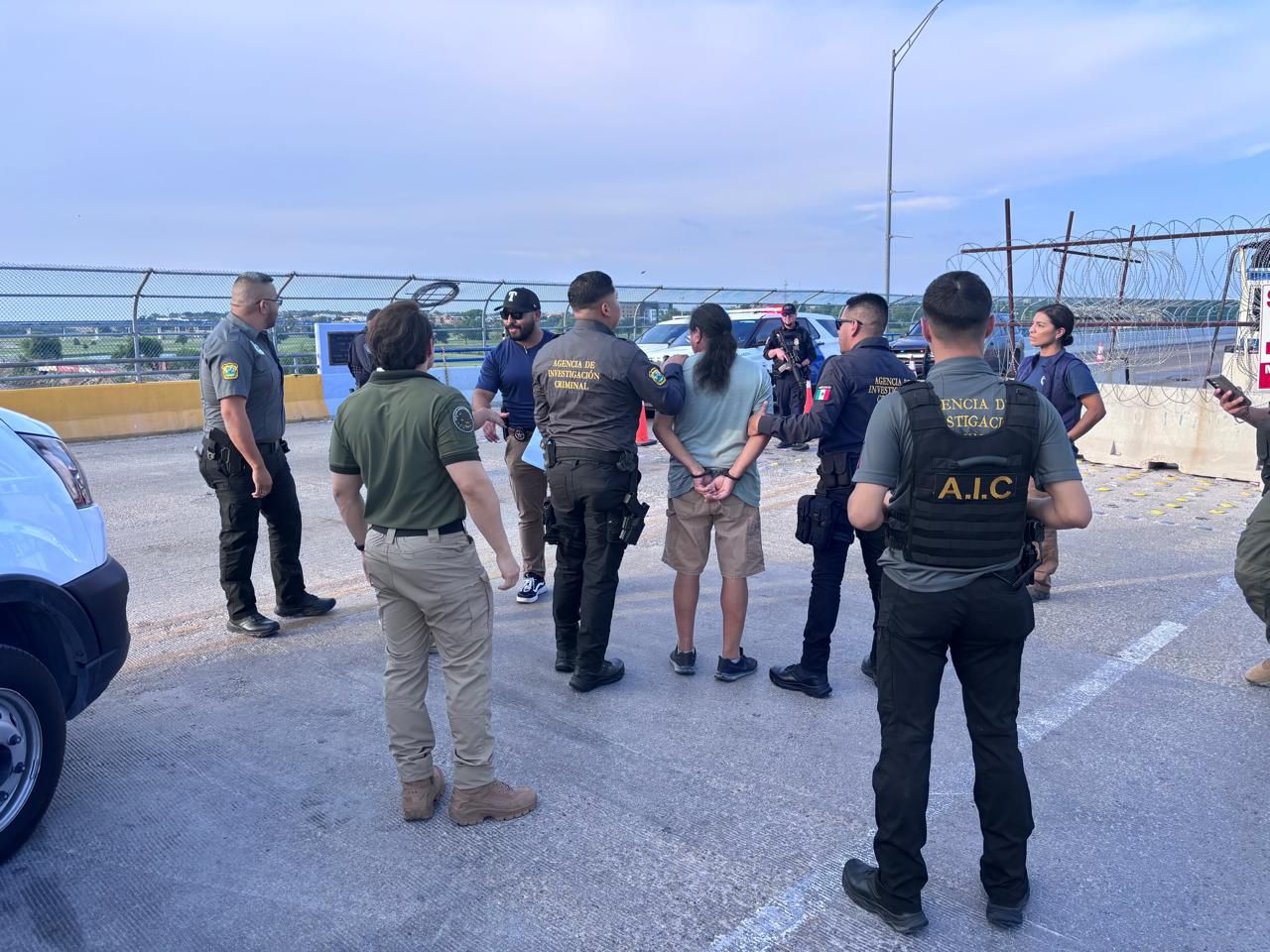 Elementos de la AIC realizan deportación controlada en el Puente Internacional II