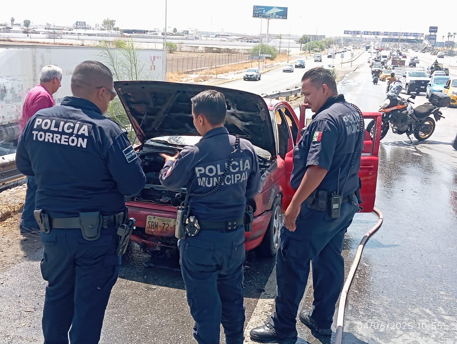 Agentes municipales intervienen en incendio de auto sobre el Periférico de Torreón