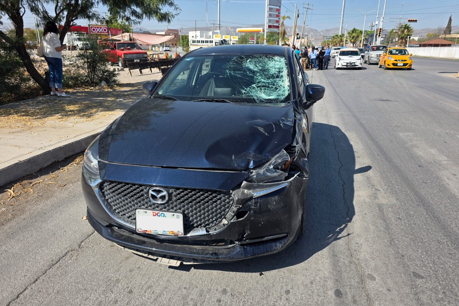 Motociclista choca contra auto en Torreón y termina en el hospital