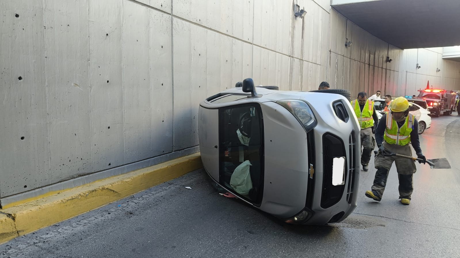 Auto termina volcado en el paso a desnivel de Plaza Jumbo
