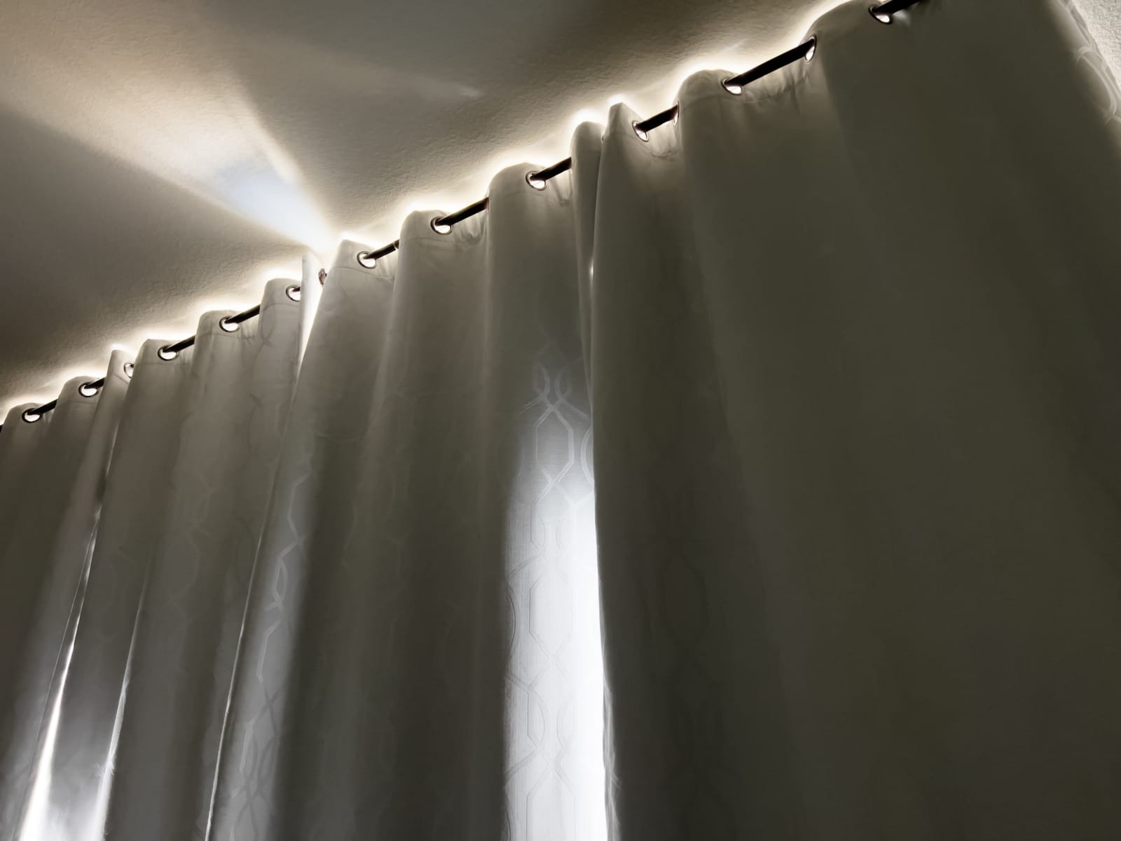 Cómo elegir la mejor opción entre cortinas, persianas y blackout