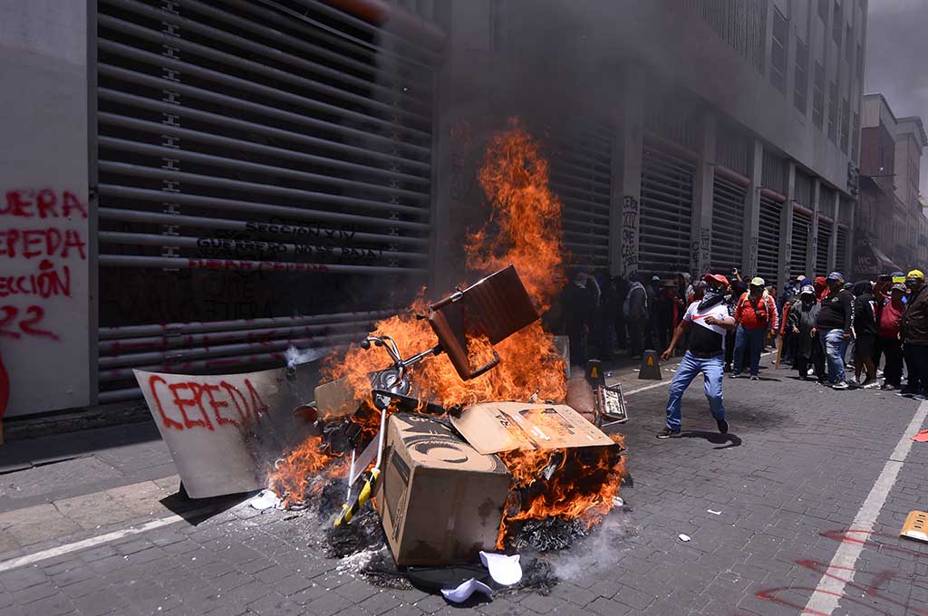 Docentes de la CNTE toman sede del SNTE entre consignas y golpes con mazo