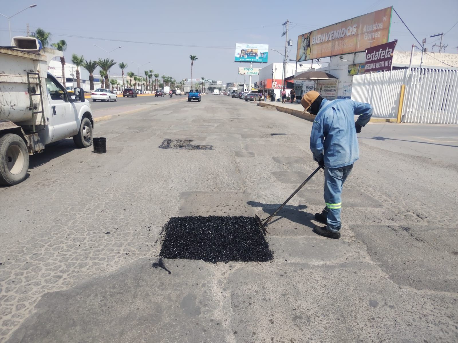 Avanza programa permanente de bacheo en Gómez Palacio