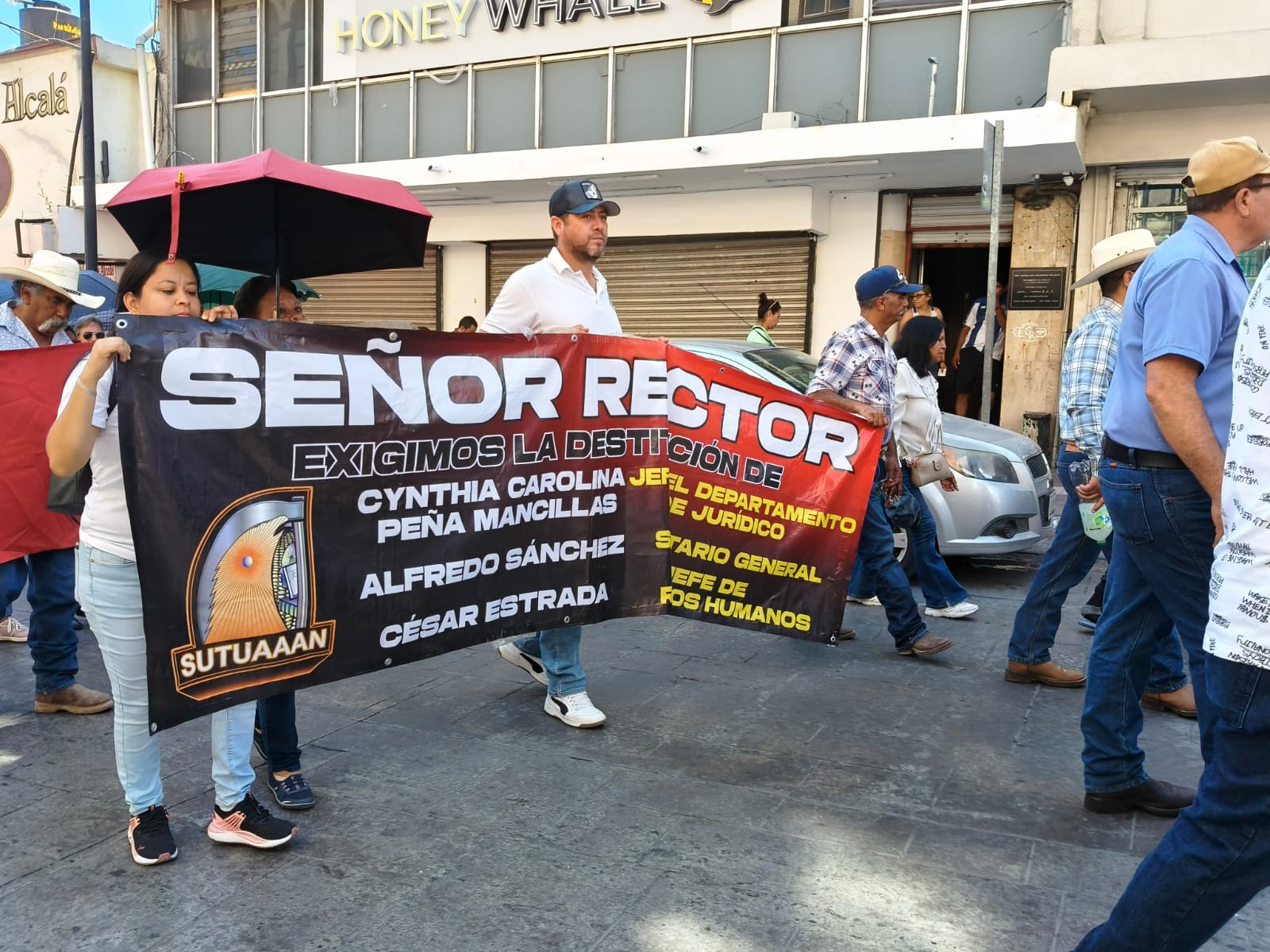 Marchan sindicalizados de la UAAAN para exigir cumplimiento de cláusulas