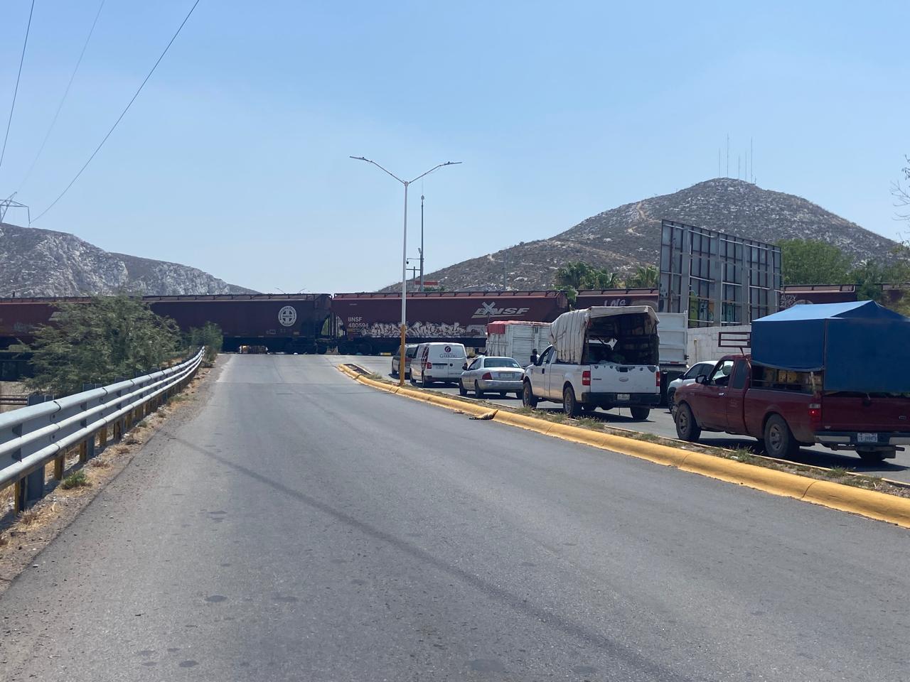Piden solución en el cruce de ferrocarril y calle Sacramento de Gómez Palacio