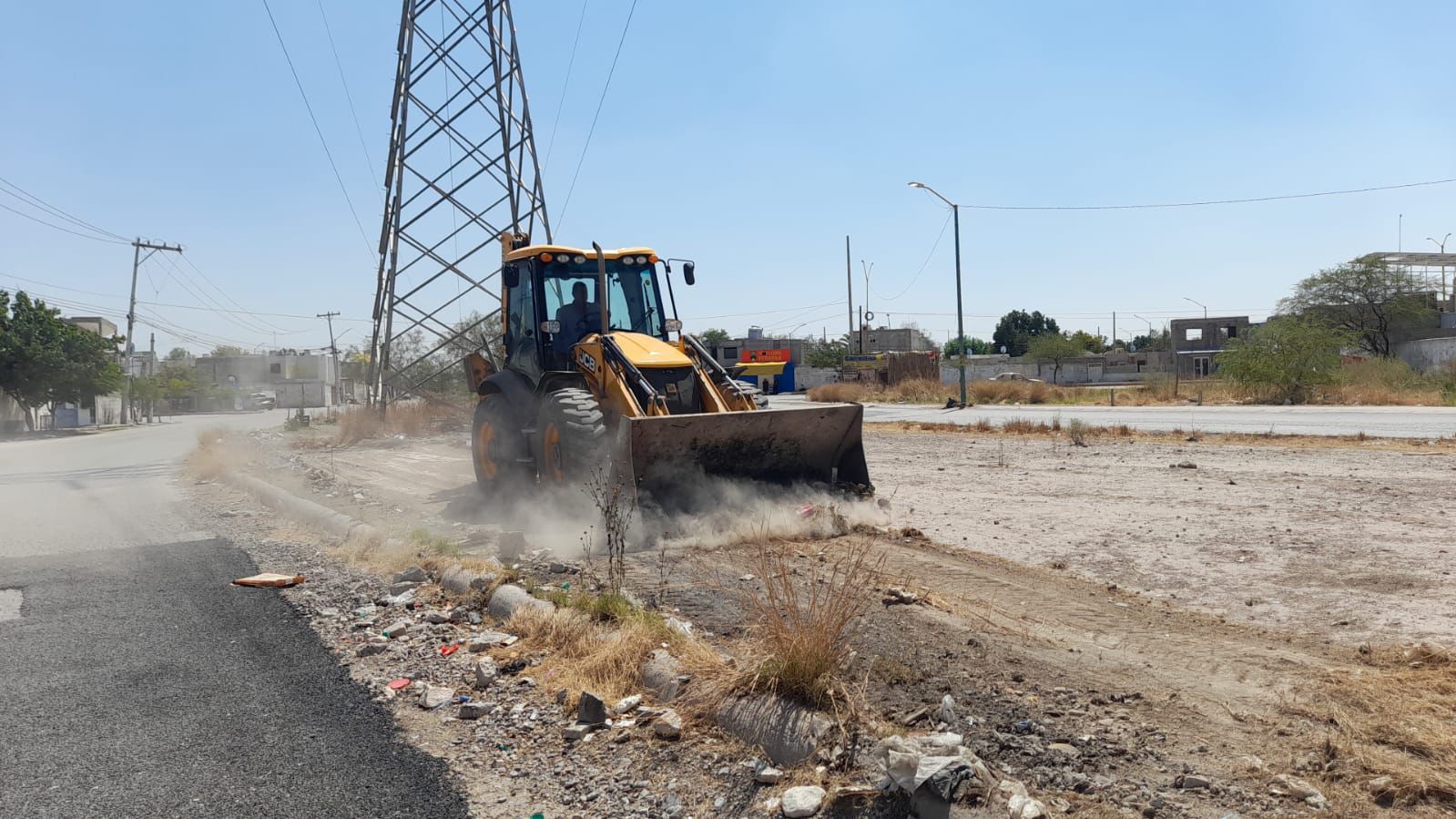 Ayuntamiento de Gómez Palacio realiza limpieza integral en los bulevares El Refugio y Las Torres