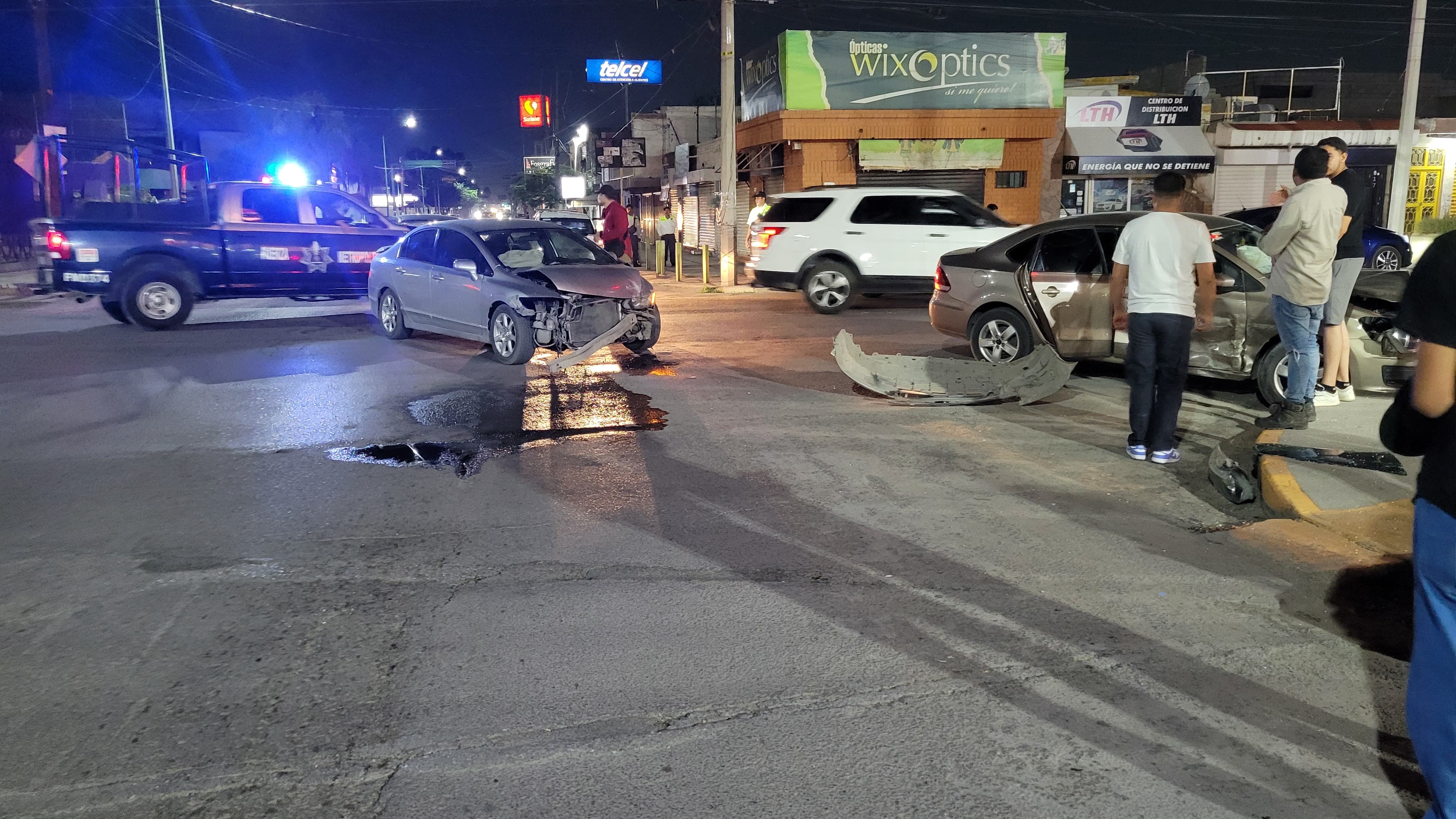 Choque nocturno en Gómez Palacio deja múltiples daños