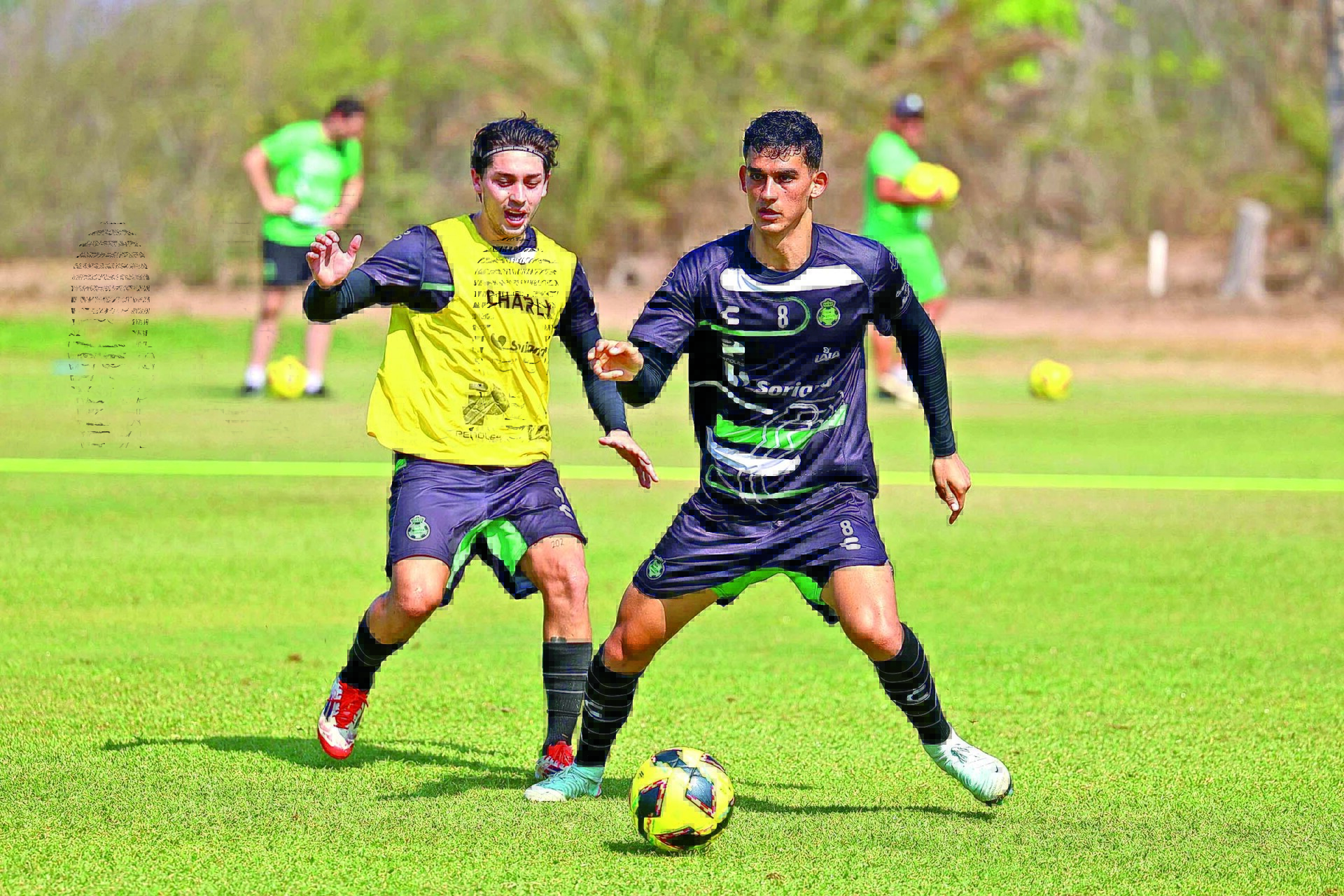 Jordan Carrillo y Salvador Mariscal Murra disputan un balón en la pretemporada santista en Sinaloa. (Cortesía)
