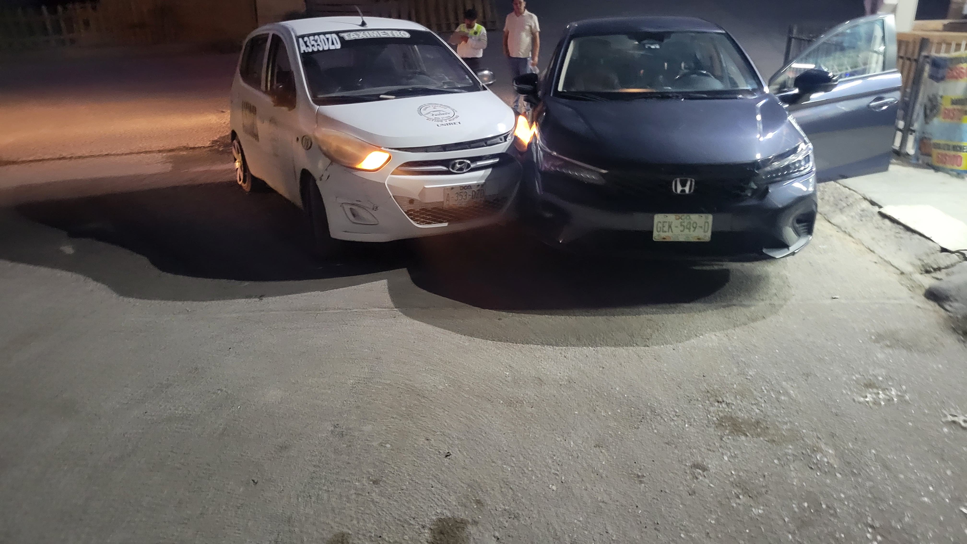 Taxista en estado de ebriedad choca con auto estacionado en Gómez Palacio