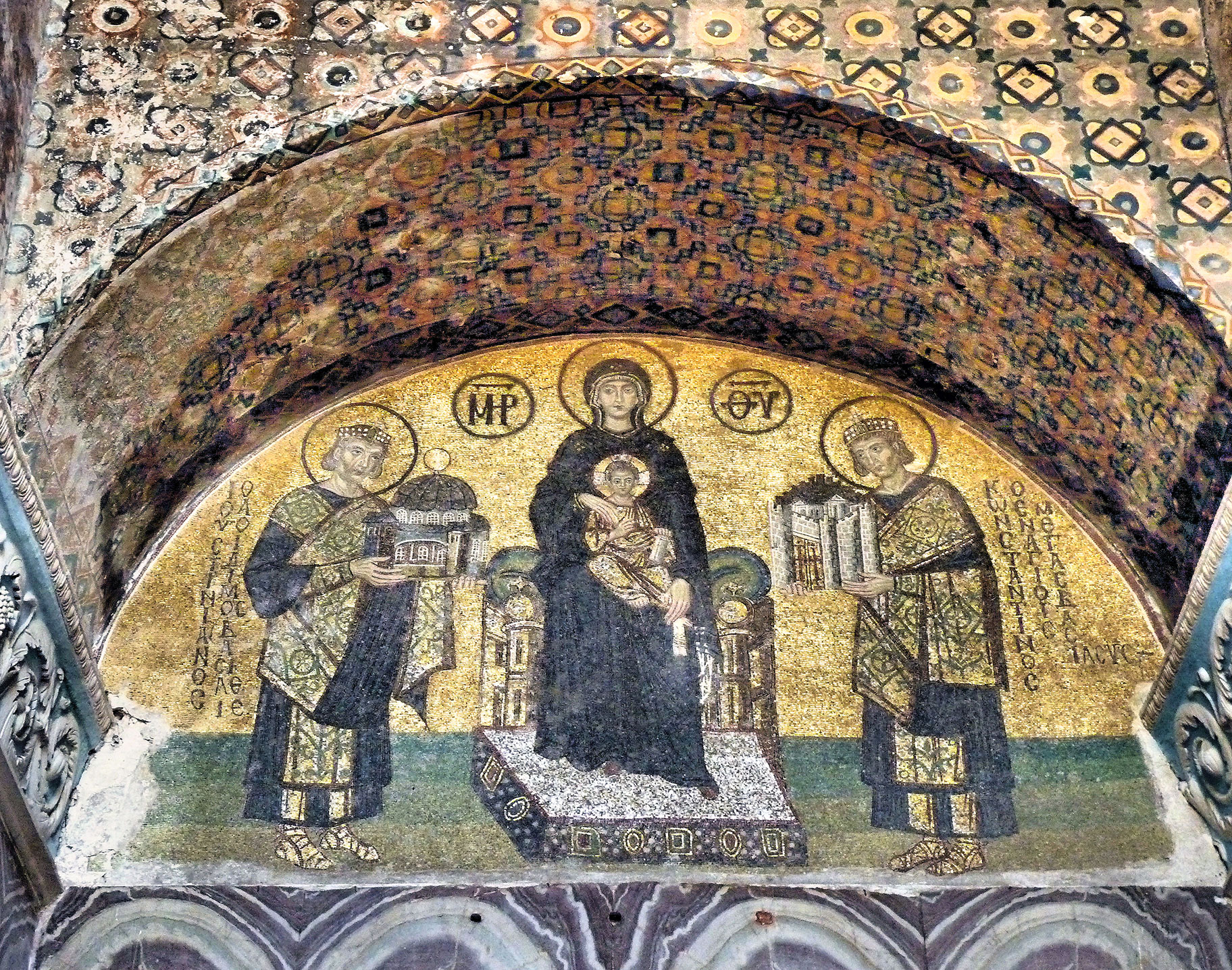 Mosaico bizantino de la Virgen y el Niño entre los emperadores Justiniano y Constantino, en la mezquita de Santa Sofía, en Estambul, Turquía. Foto: Casalmaggiore Provincia