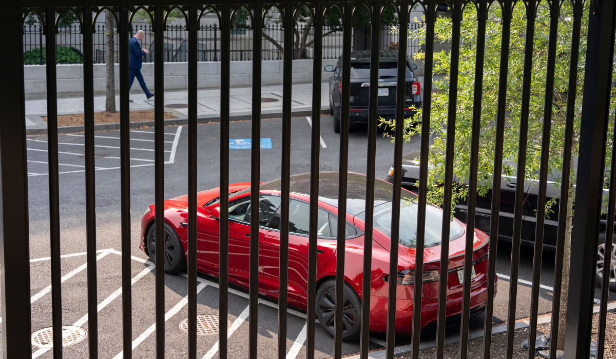 Inversores venden acciones de Tesla por posibles represalias